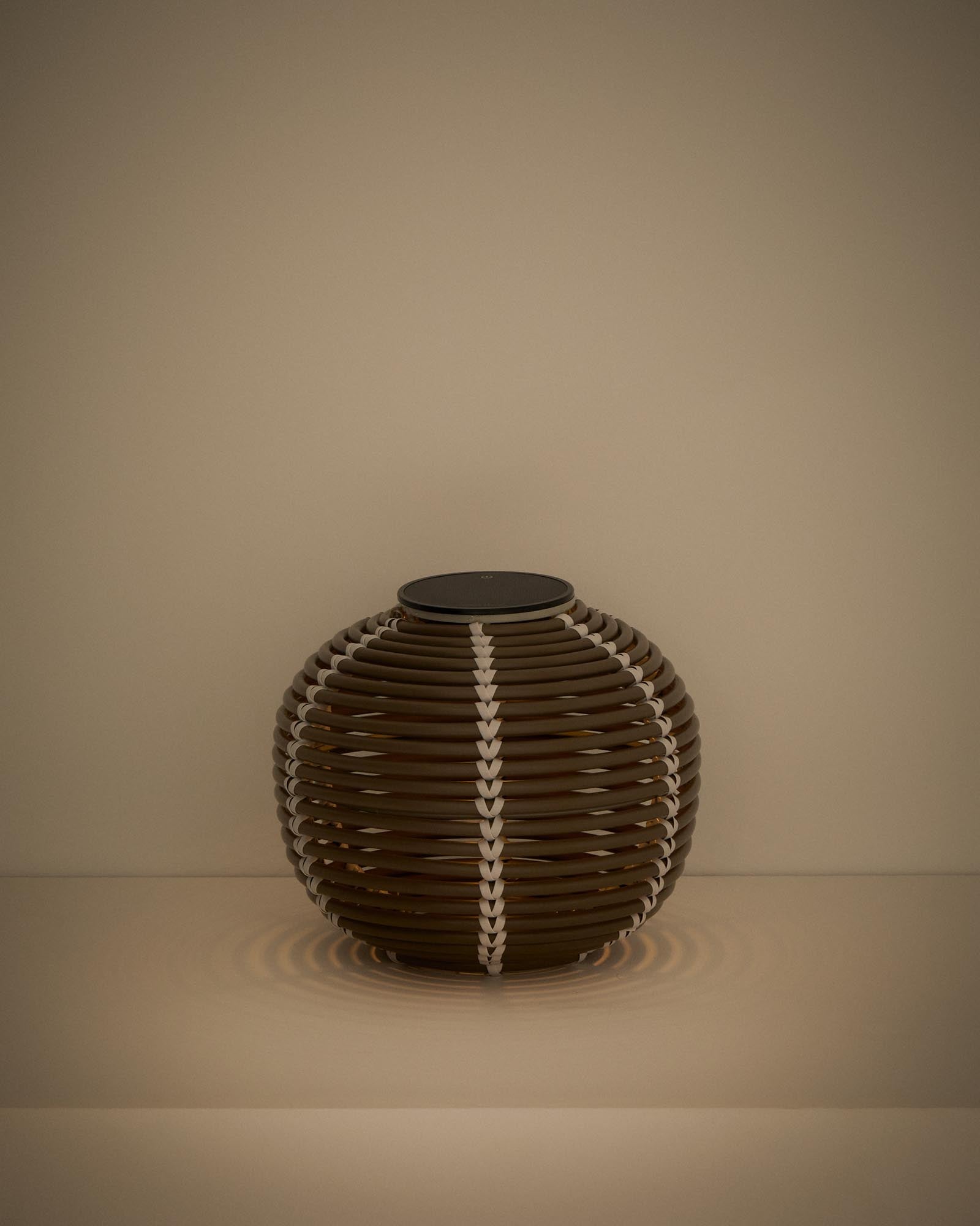 Stilvolle Solar-Tischlampe Garoina aus taupefarbenem Rattan, Ø 25 cm, perfekt für gemütliche Abende im Freien und stimmungsvolle Beleuchtung.