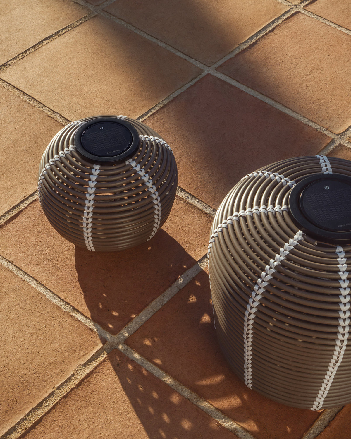 Outdoor-Solar-Tischlampe Garoina aus synthetischem Rattan in Taupe mit LED-Technologie, Ø 25 cm in Grau präsentiert im Onlineshop von KAQTU Design AG. Outdoor Tischleuchte ist von Kave Home