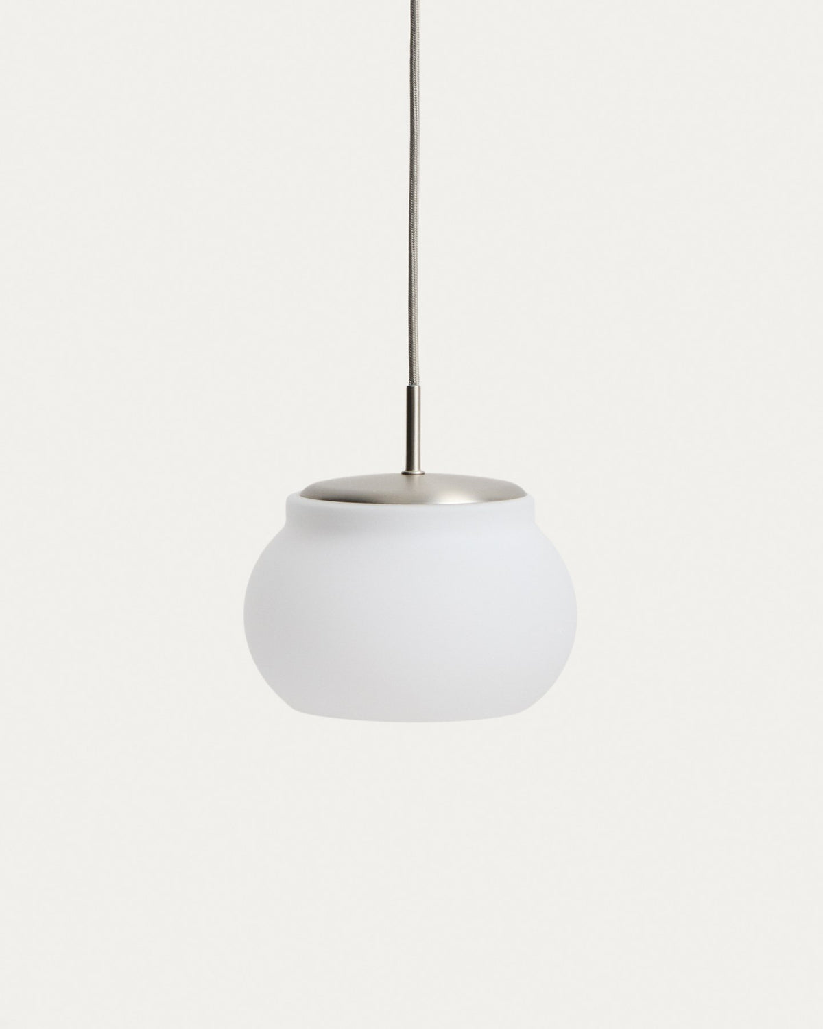 Runde LED-Deckenleuchte Leruna mit Schirm aus satiniertem Glas in Weiss und Sockel aus verzinktem Stahl, Durchmesser 20 cm.
