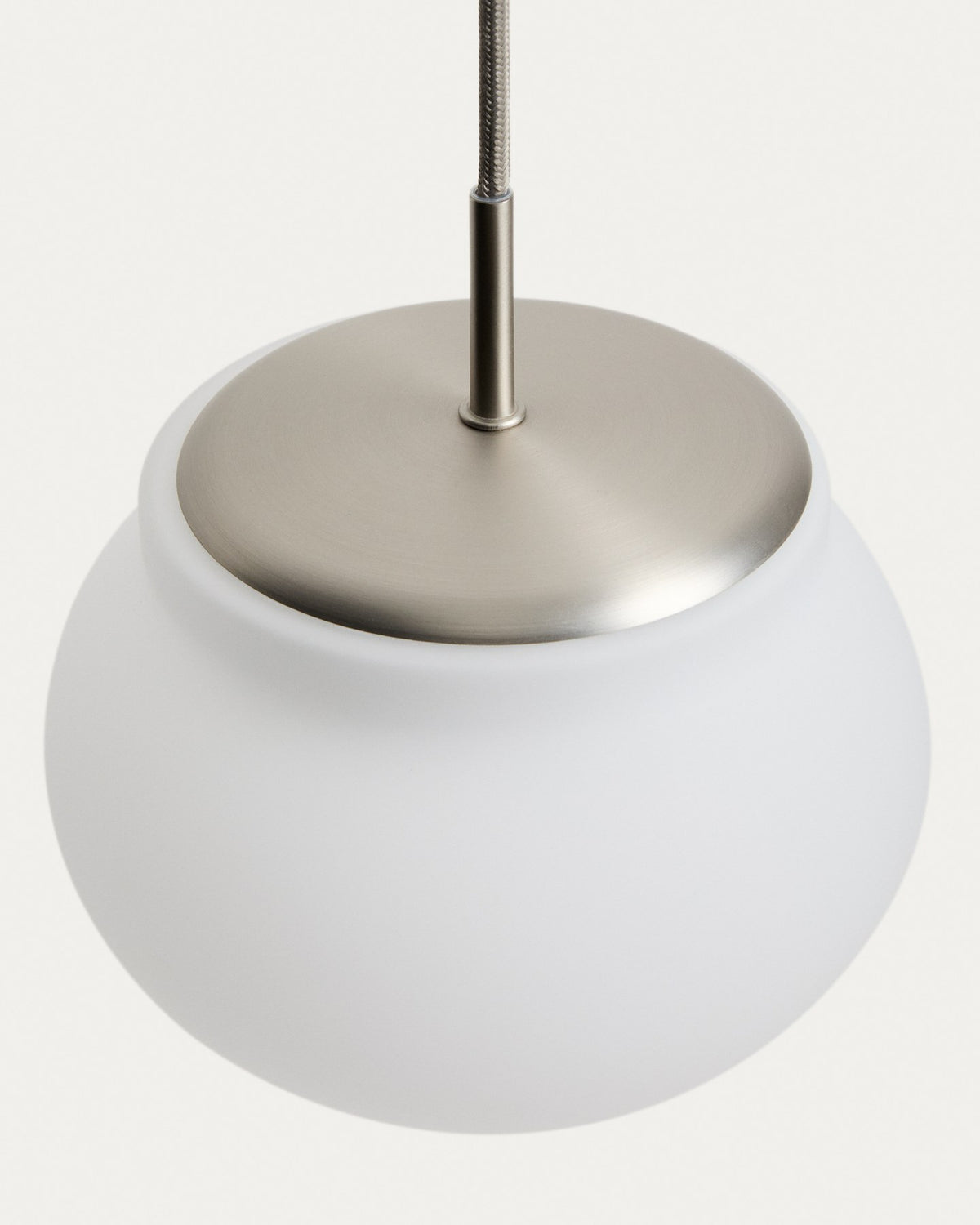 Runde LED-Deckenleuchte Leruna mit Schirm aus satiniertem Glas in Weiss und Sockel aus verzinktem Stahl, Durchmesser 20 cm.