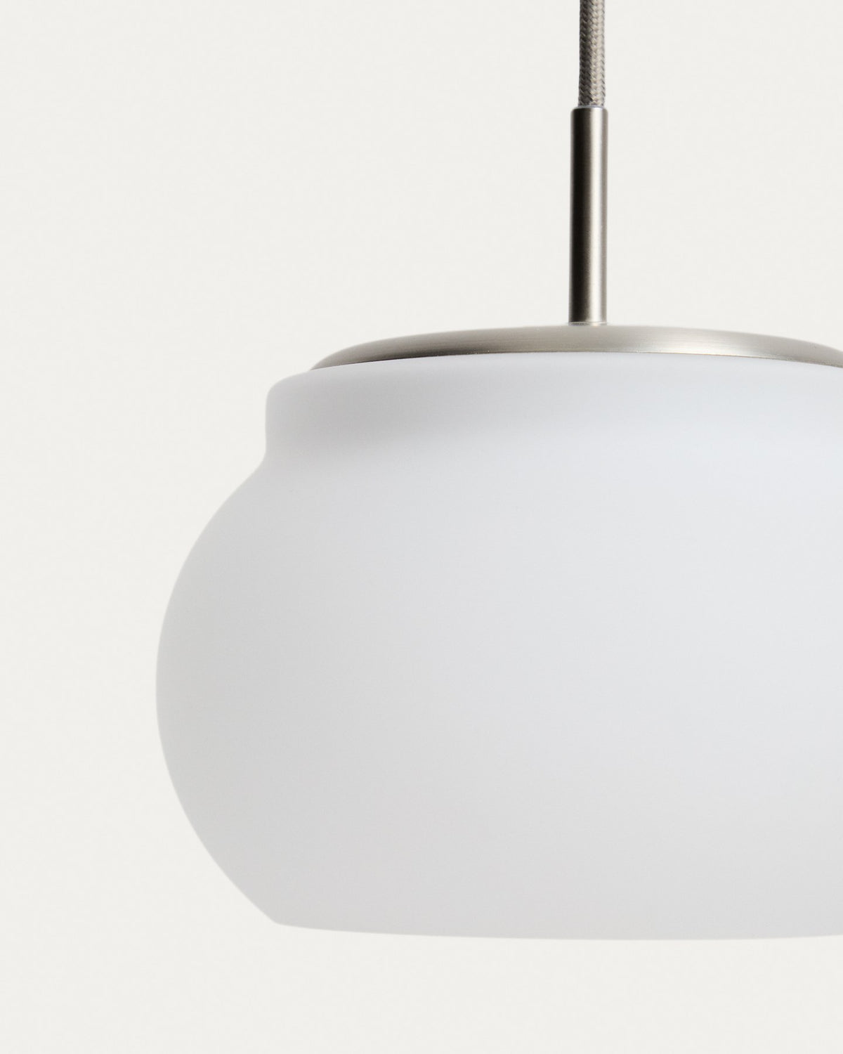 Runde LED-Deckenleuchte Leruna mit Schirm aus satiniertem Glas in Weiss und Sockel aus verzinktem Stahl, Durchmesser 20 cm.