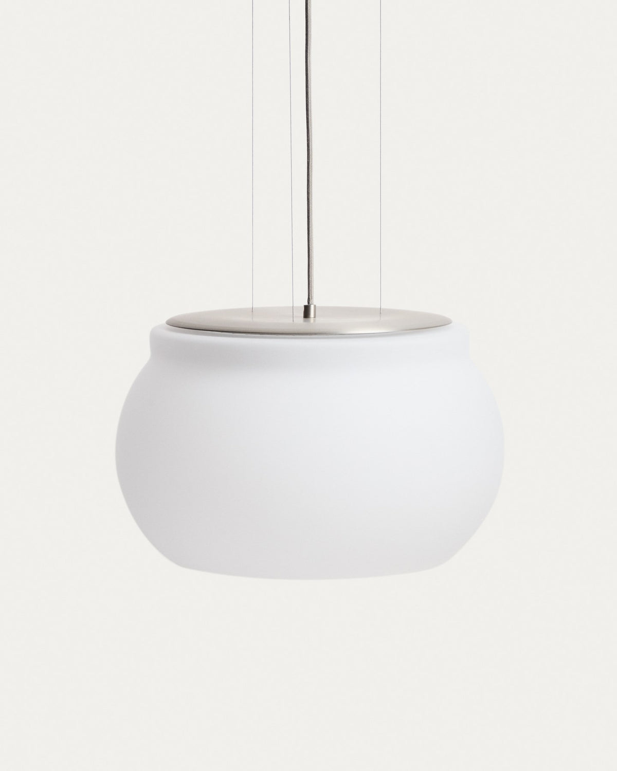 Runde LED-Deckenleuchte Leruna mit satiniertem Glasschirm und verzinktem Stahlsockel, Durchmesser 40 cm, in Weiss.