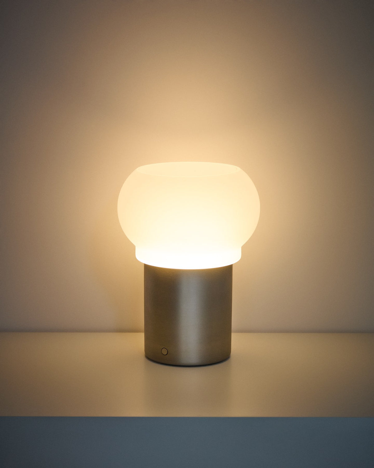 Weisse LED-Tischleuchte Leruna aus satiniertem Glas mit rundem Schirm und Metallsockel, Durchmesser 20 cm, Höhe 27,1 cm.