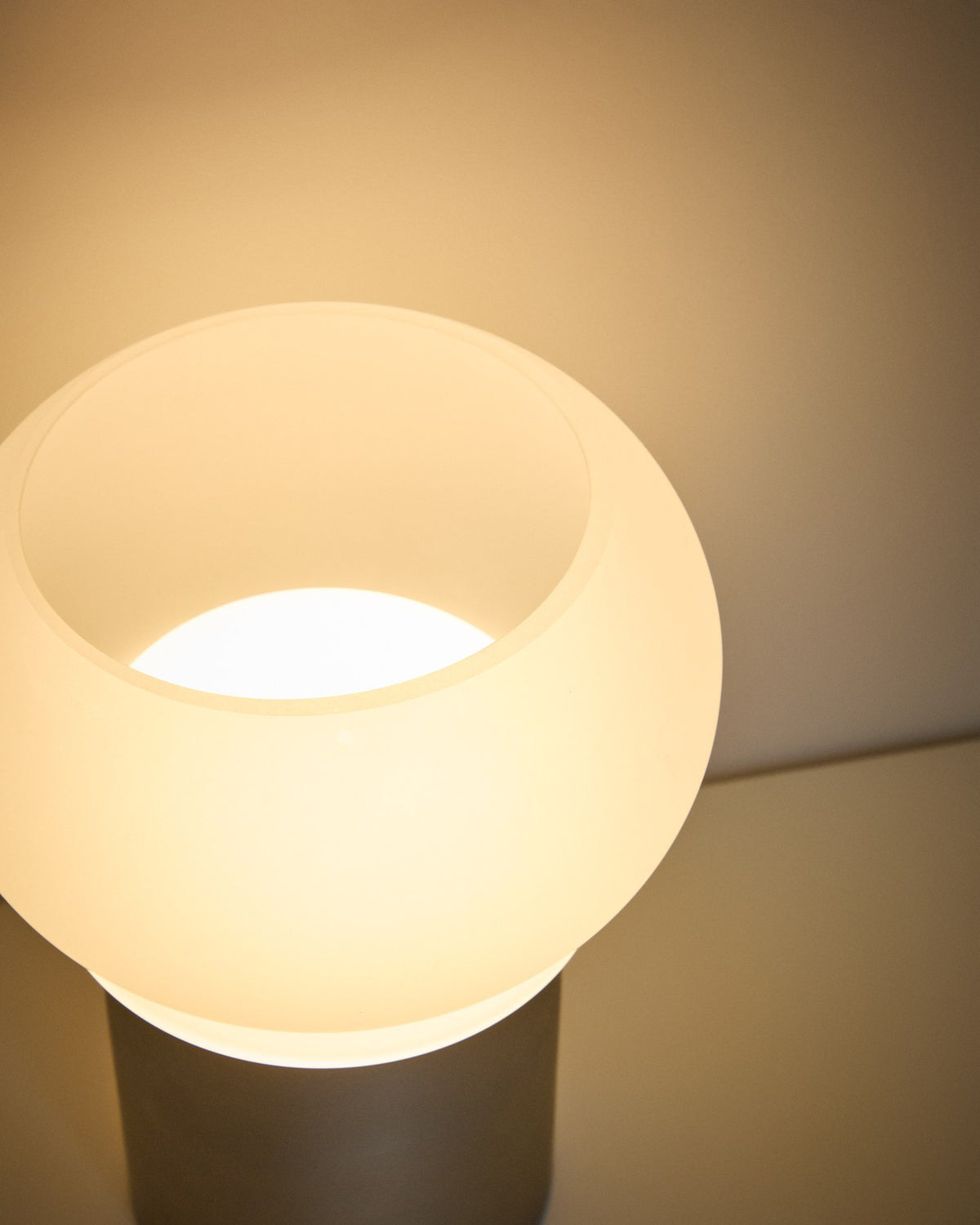 Weisse LED-Tischleuchte Leruna aus satiniertem Glas mit rundem Schirm und Metallsockel, Durchmesser 20 cm, Höhe 27,1 cm.