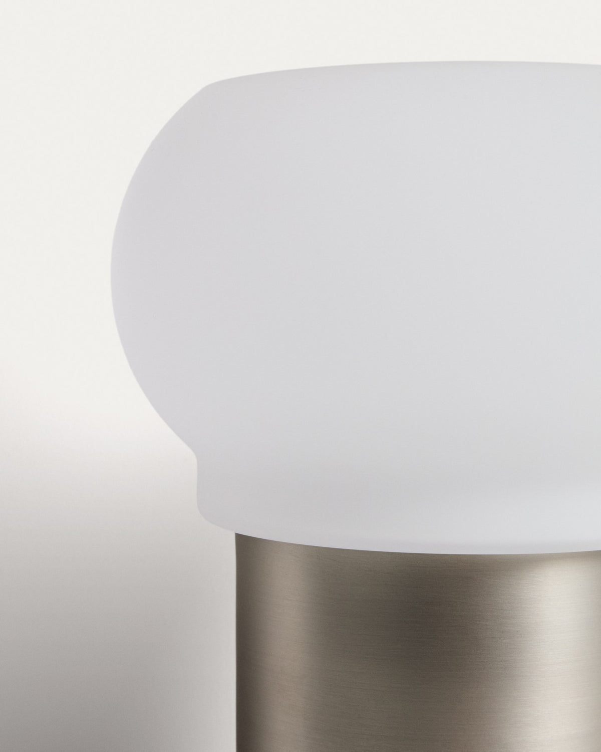 Weisse LED-Tischleuchte Leruna aus satiniertem Glas mit rundem Schirm und Metallsockel, Durchmesser 20 cm, Höhe 27,1 cm.