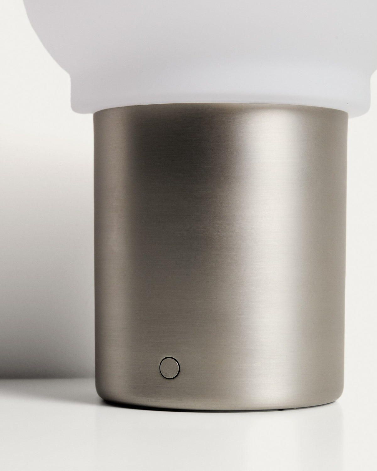Weisse LED-Tischleuchte Leruna aus satiniertem Glas mit rundem Schirm und Metallsockel, Durchmesser 20 cm, Höhe 27,1 cm.