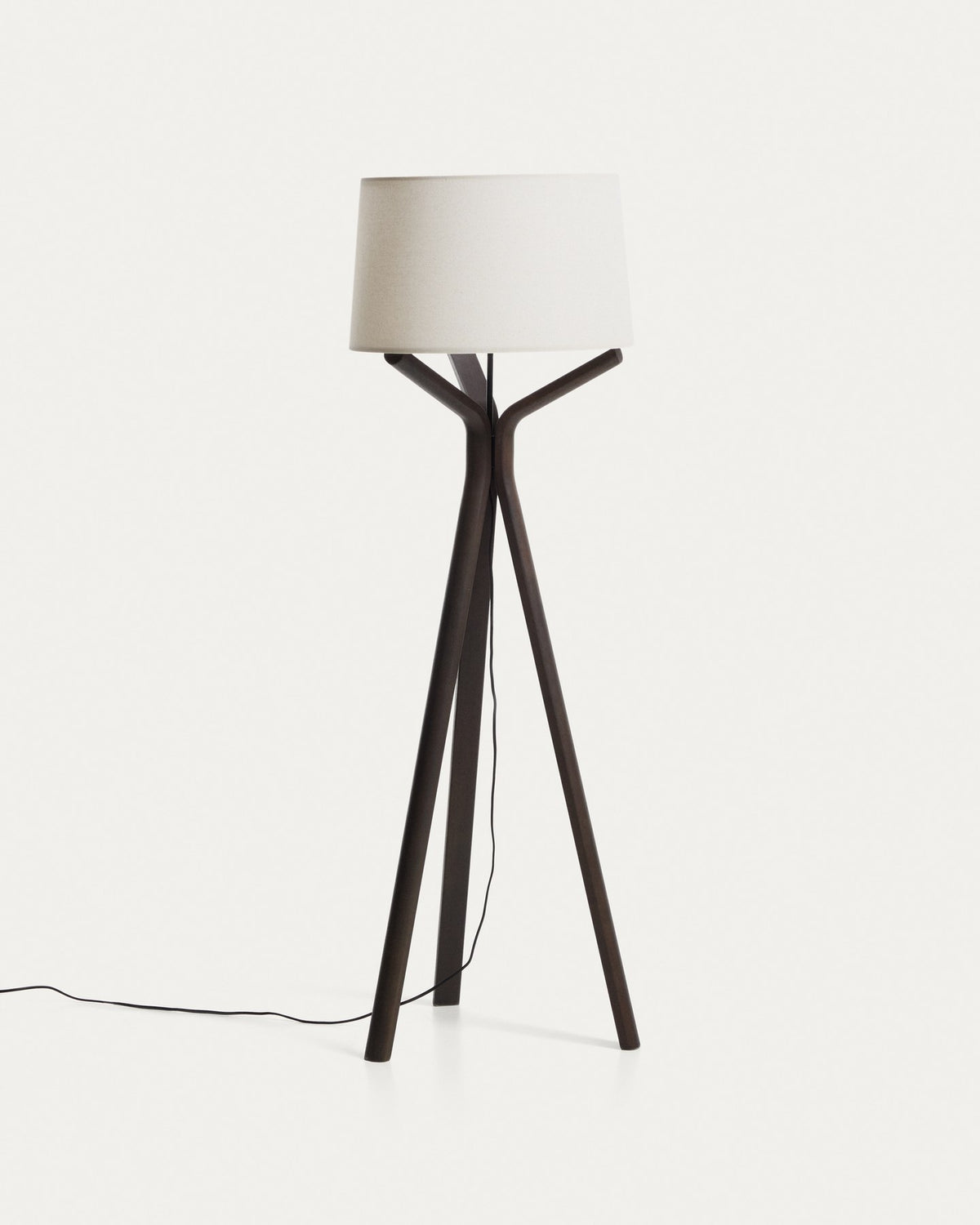 Stehlampe Ubira aus Eschenholz mit dunklem Finish, stativförmiger Basis und Lampenschirm aus Leinen in Braun.