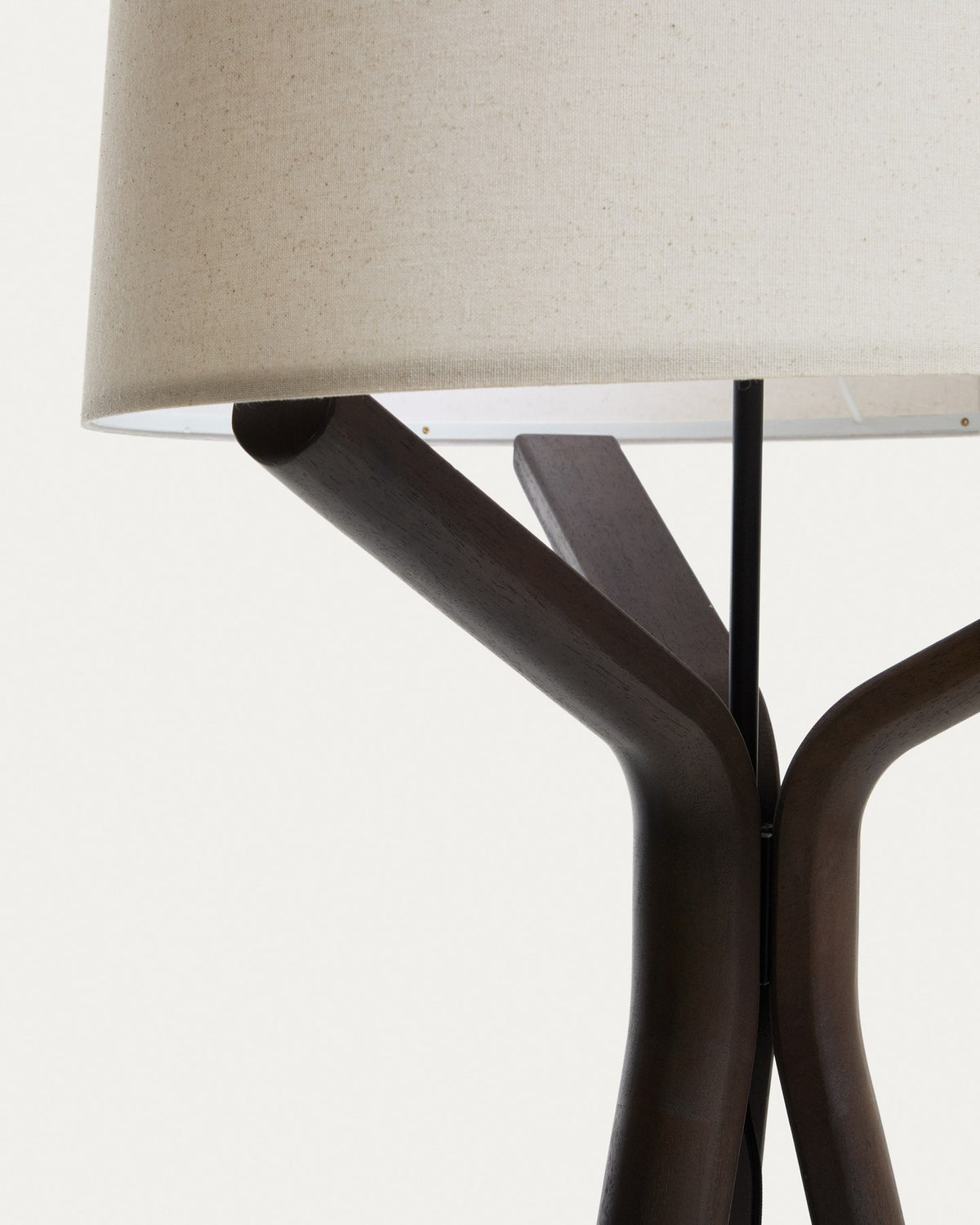 Stehlampe Ubira aus Eschenholz mit dunklem Finish, stativförmiger Basis und Lampenschirm aus Leinen in Braun.