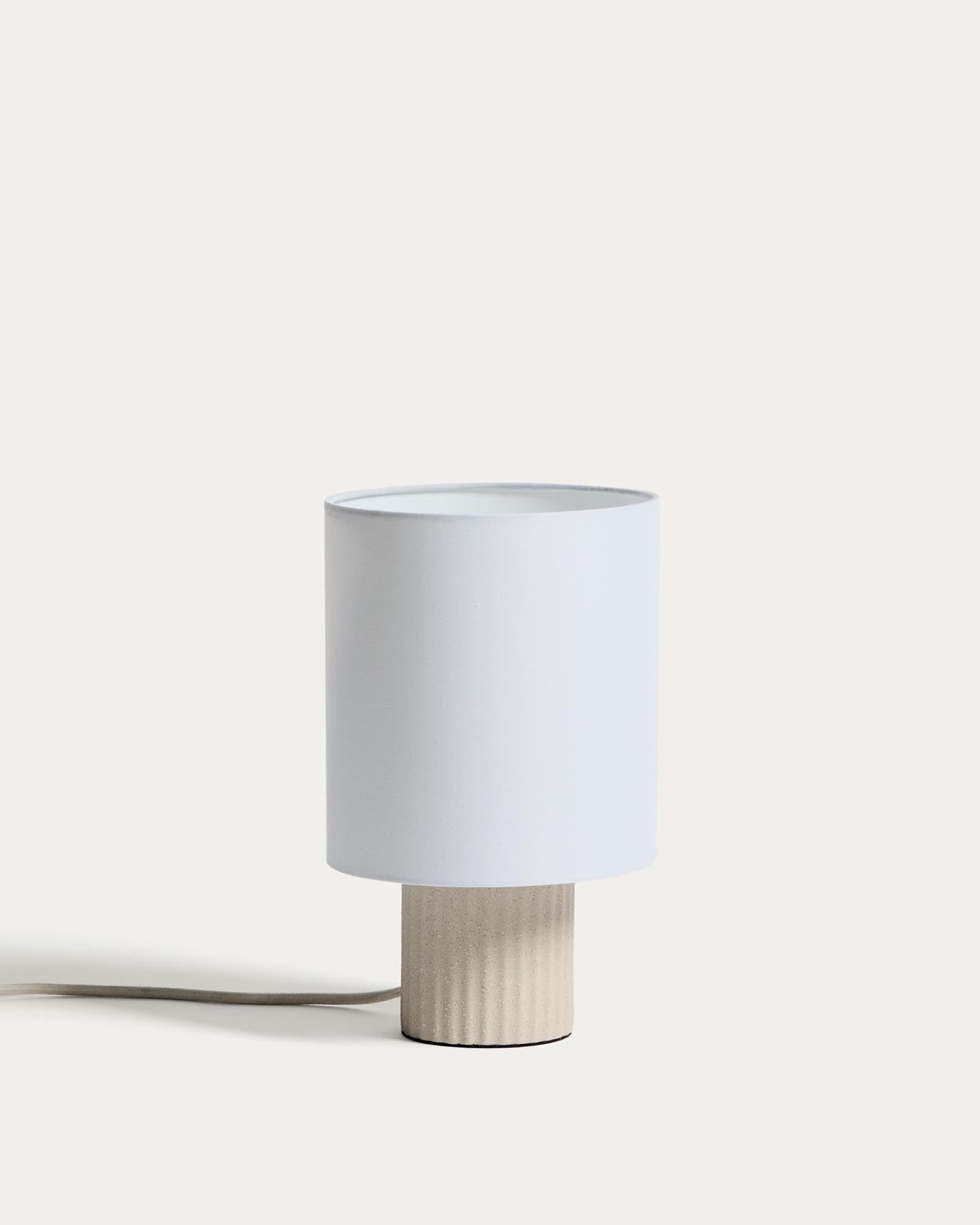 Tischlampe Eshe aus Keramik mit Finish in Beige in Beige präsentiert im Onlineshop von KAQTU Design AG. Tischleuchte ist von Kave Home