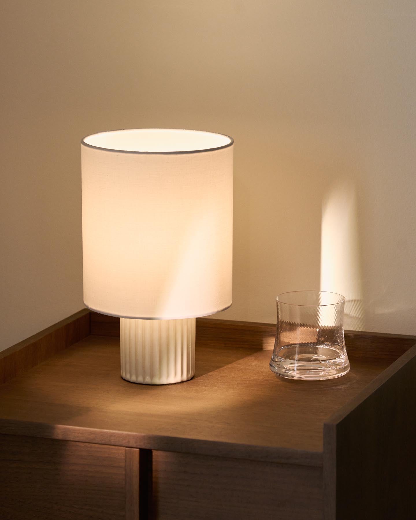 Tischlampe Eshe aus Keramik mit Finish in Weiss in Weiss präsentiert im Onlineshop von KAQTU Design AG. Tischleuchte ist von Kave Home