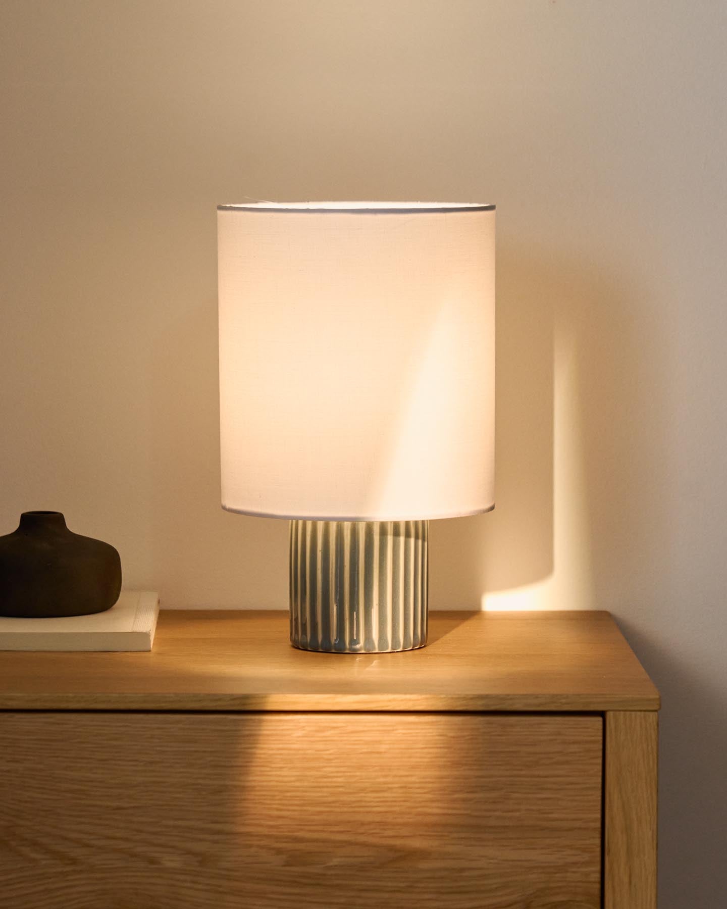 Tischlampe Eshe aus Keramik mit Finish in Grün und Weiss in Grün präsentiert im Onlineshop von KAQTU Design AG. Tischleuchte ist von Kave Home