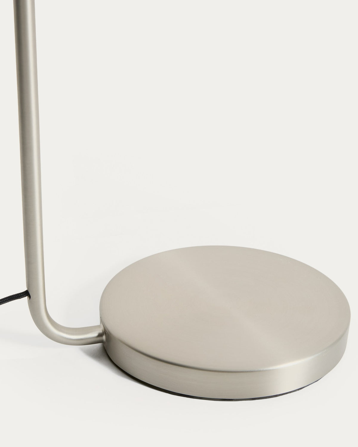 Graue Stehlampe Nelaia aus Stahl und Polypropylen mit schlankem Standfuss, minimalistischem Design und LED-Lichtquelle, Modell von Kave Home.