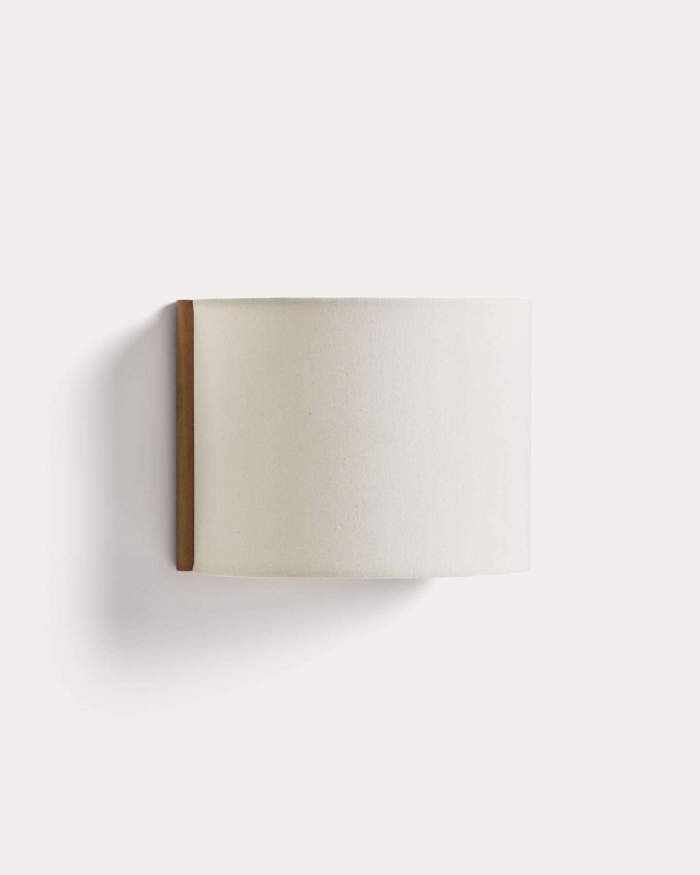 Wandleuchte Umbran aus hellbraunem Kautschukholz und Leinen in Beige in Beige präsentiert im Onlineshop von KAQTU Design AG. Wandleuchte ist von Kave Home