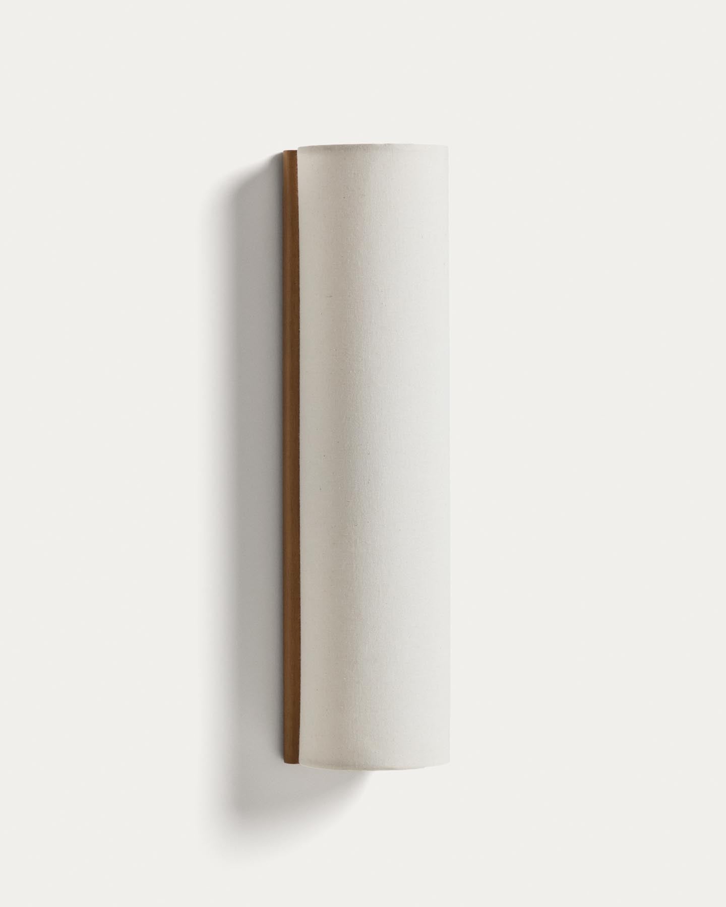 Wandleuchte Umbran aus hellbraunem Kautschukholz und Leinen in Beige in Beige präsentiert im Onlineshop von KAQTU Design AG. Wandleuchte ist von Kave Home