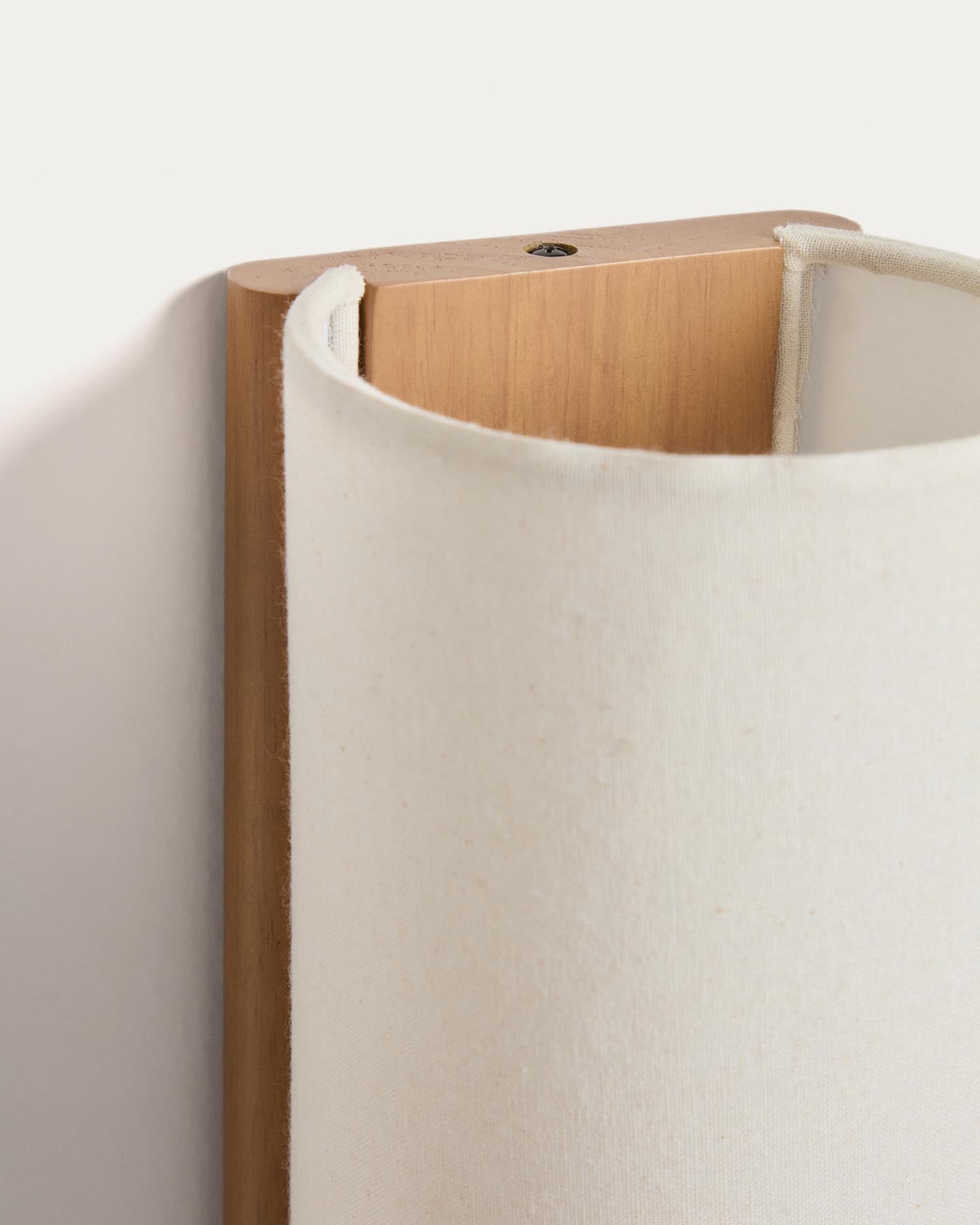 Wandleuchte Umbran aus hellbraunem Kautschukholz und Leinen in Beige in Beige präsentiert im Onlineshop von KAQTU Design AG. Wandleuchte ist von Kave Home