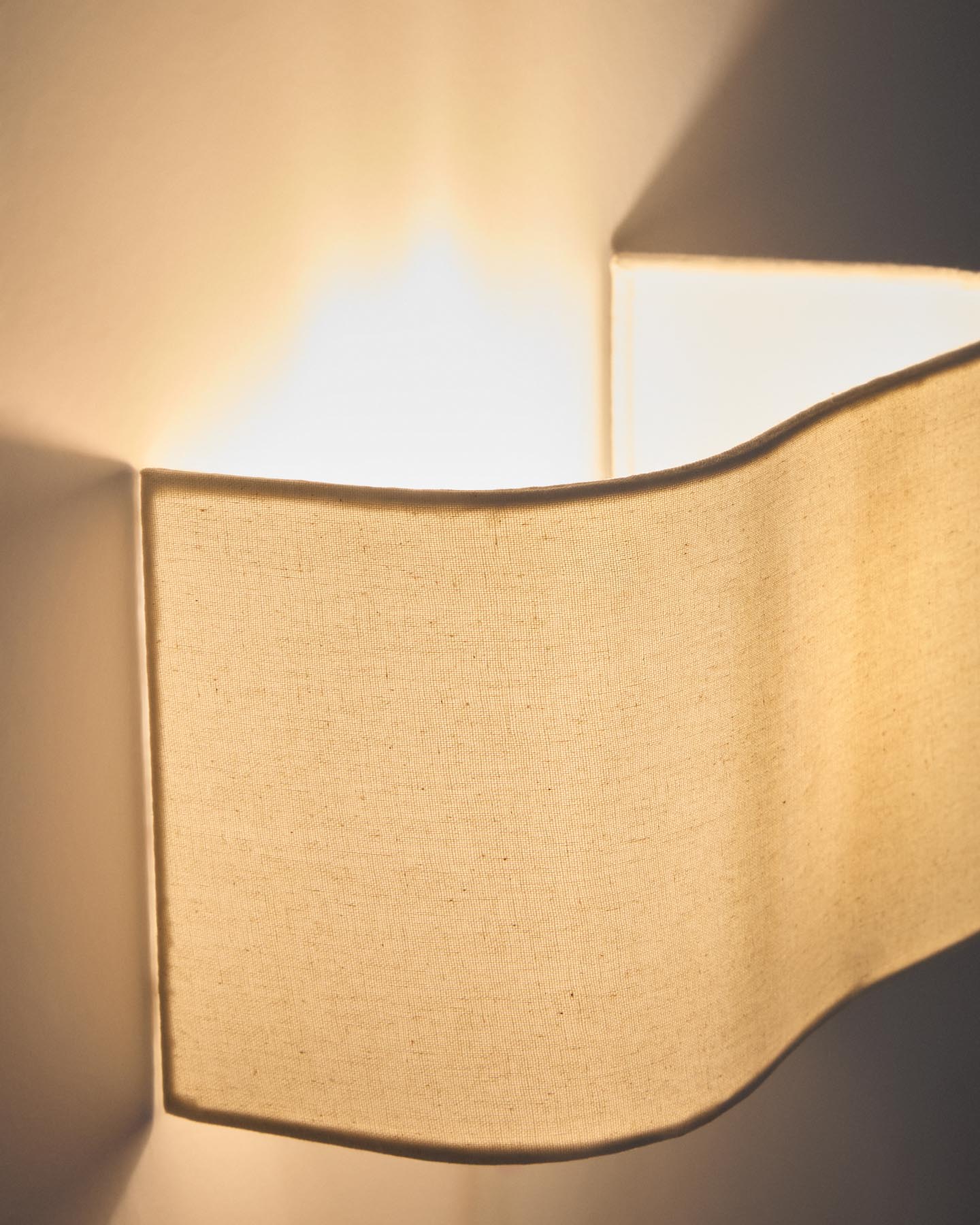 Wandleuchte Lumeni aus Kautschukholz und Leinen in Beige, 25 cm in Beige präsentiert im Onlineshop von KAQTU Design AG. Wandleuchte ist von Kave Home