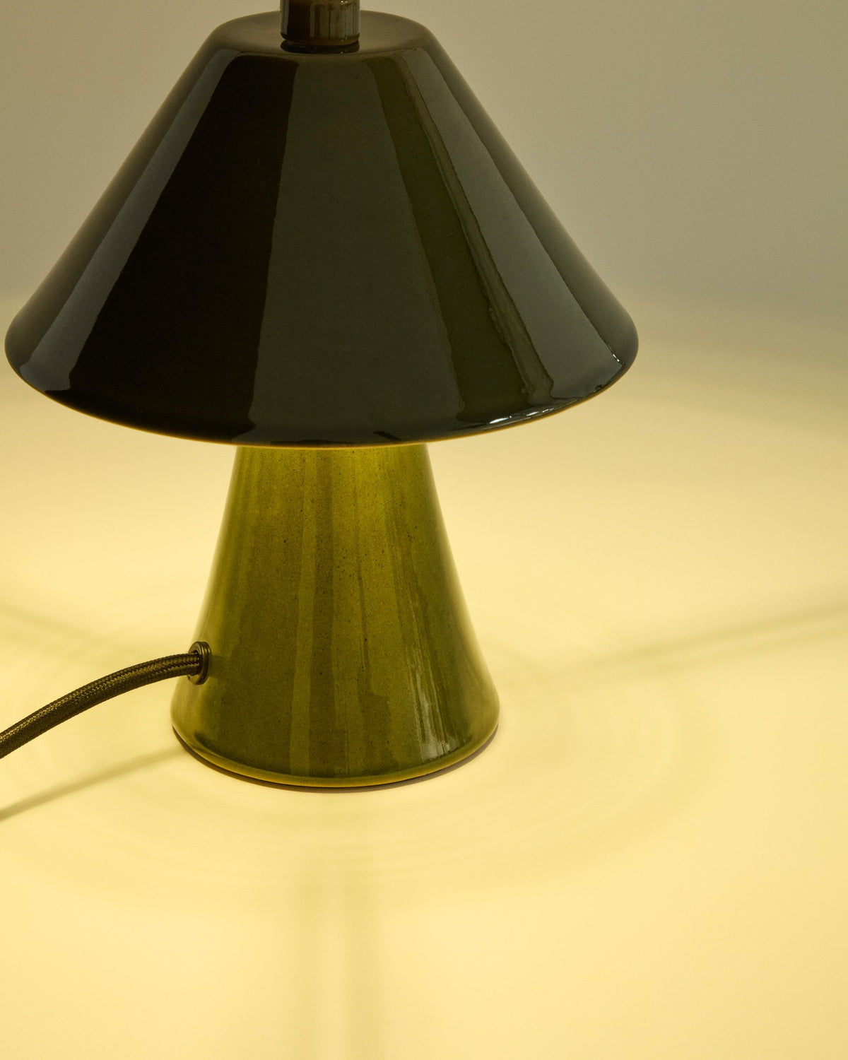 Tischlampe Ceren von Kave Home aus grüner Keramik, Höhe 21 cm, mit Handschalter, Nennspannung 230 V, Gewicht 0.7 kg.