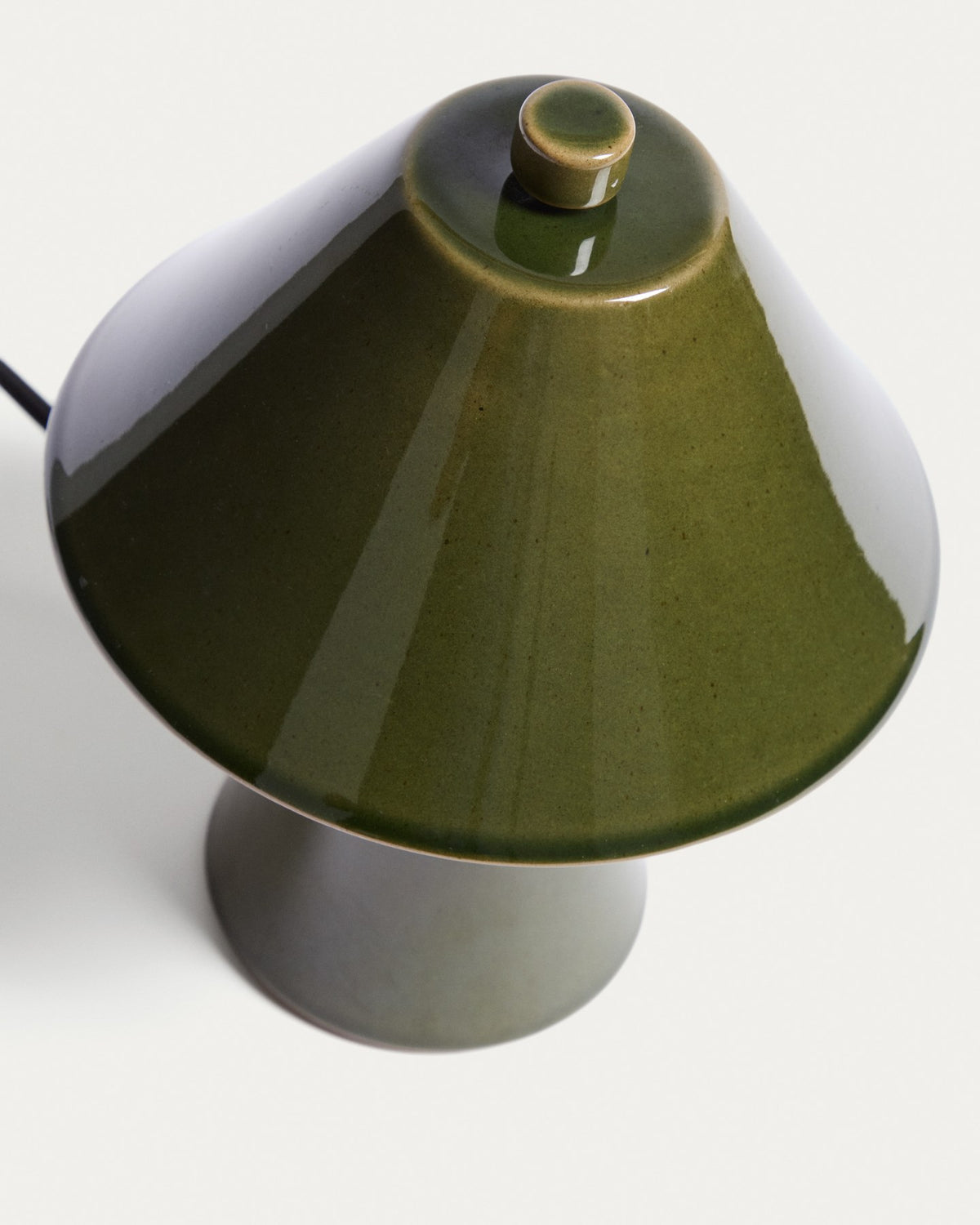 Tischlampe Ceren von Kave Home aus grüner Keramik, Höhe 21 cm, mit Handschalter, Nennspannung 230 V, Gewicht 0.7 kg.