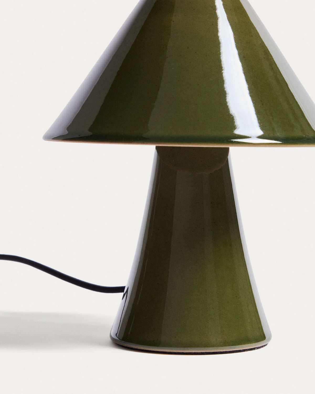 Tischlampe Ceren von Kave Home aus grüner Keramik, Höhe 21 cm, mit Handschalter, Nennspannung 230 V, Gewicht 0.7 kg.