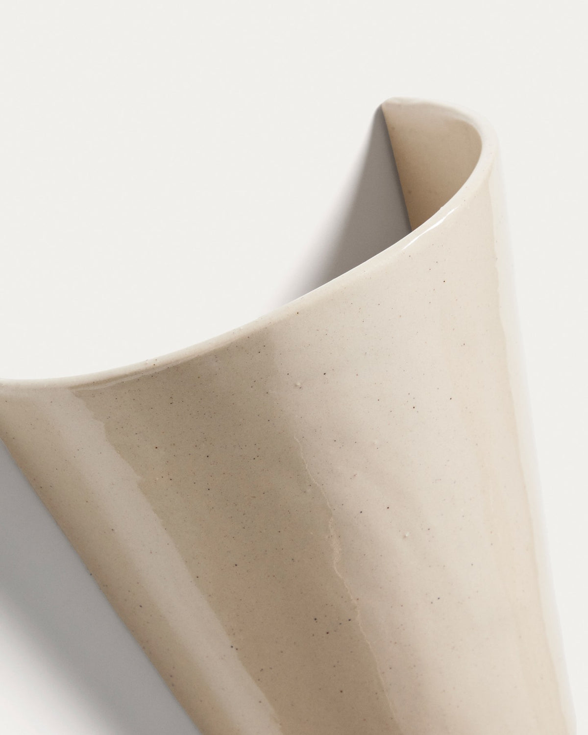 Beigefarbene Wandleuchte Ceren aus 100% Keramik mit klaren, runden Formen, Höhe 21 cm, Breite 19 cm, Tiefe 9.5 cm, von Kave Home.