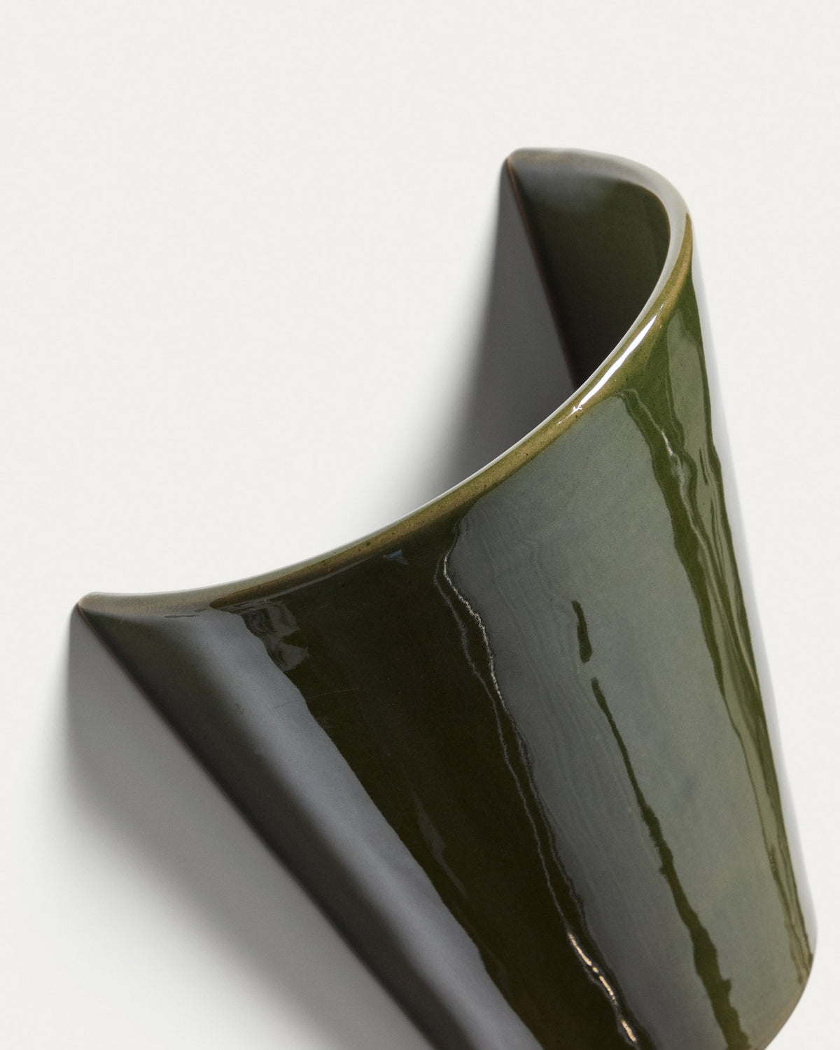 Grüne Keramik-Wandleuchte Ceren mit klaren Formen, Höhe 21 cm, montiert an weisser Wand, kompatibel mit E14-Leuchtmitteln.