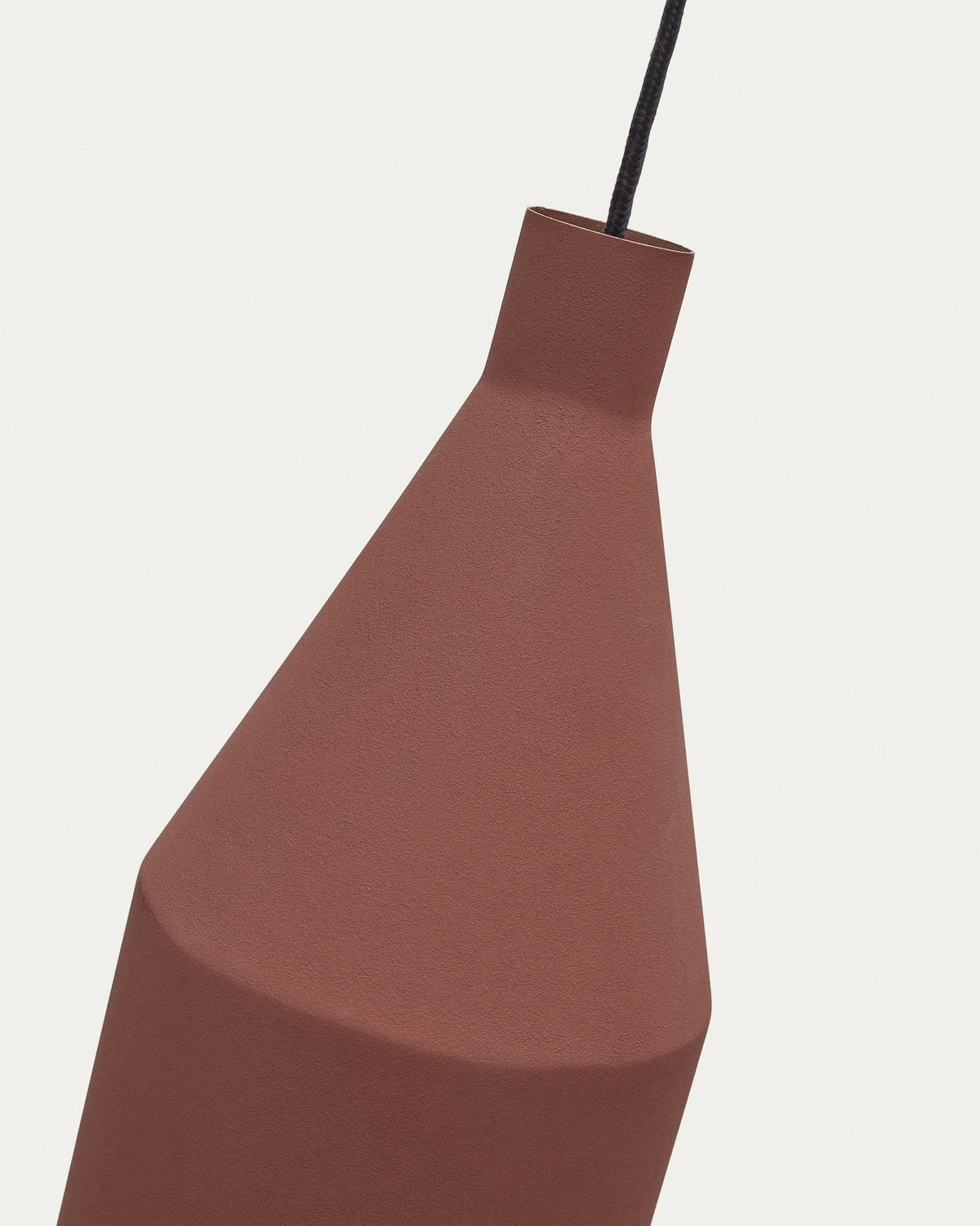 Peralta Deckenleuchte aus Metall mit Finish in Terrakotta Ø 15 cm in Terrakotta präsentiert im Onlineshop von KAQTU Design AG. Pendelleuchte ist von Kave Home