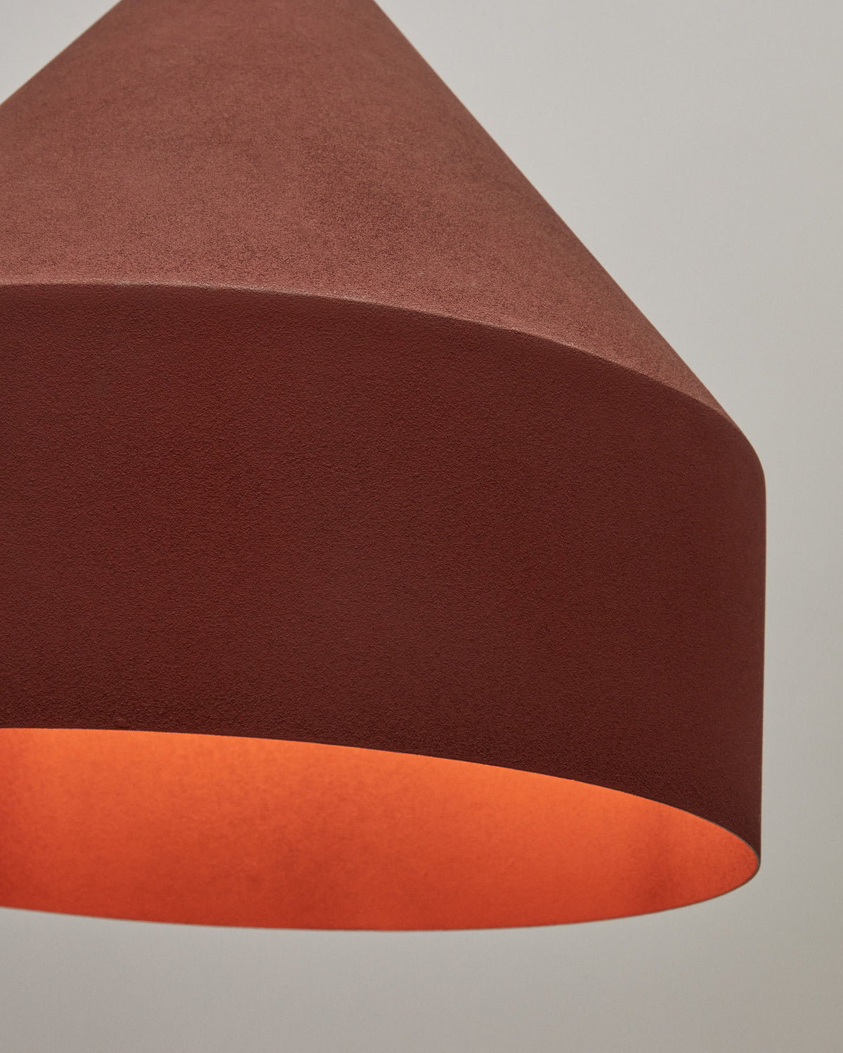 Peralta Deckenleuchte aus Metall mit Finish in Terrakotta Ø 30 cm in Terrakotta präsentiert im Onlineshop von KAQTU Design AG. Pendelleuchte ist von Kave Home