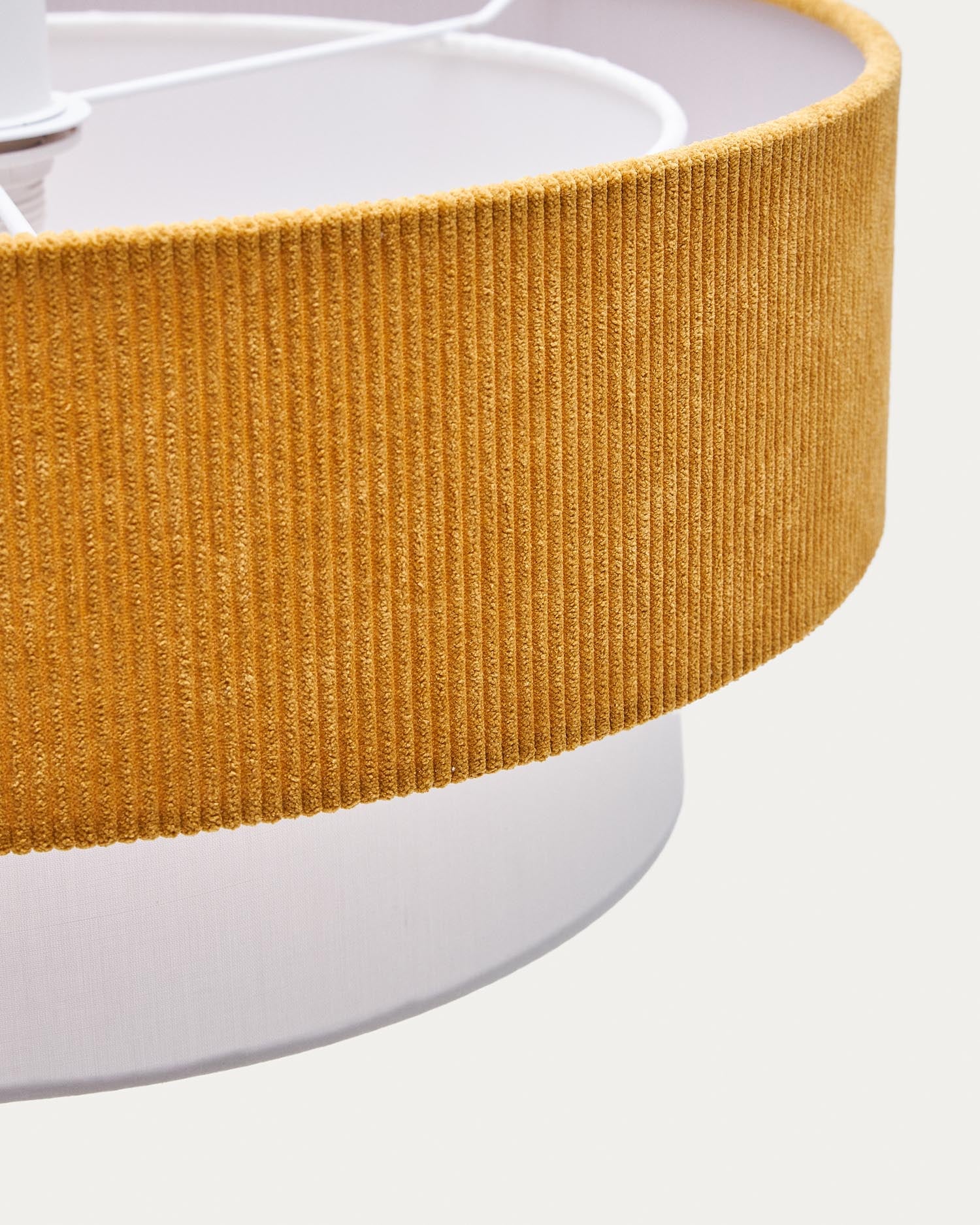 Die Bianella Deckenleuchte in Senfgelb vereint Baumwolle und Cord, sorgt für harmonisches Licht und verleiht jedem Raum einen modernen, warmen Charme.