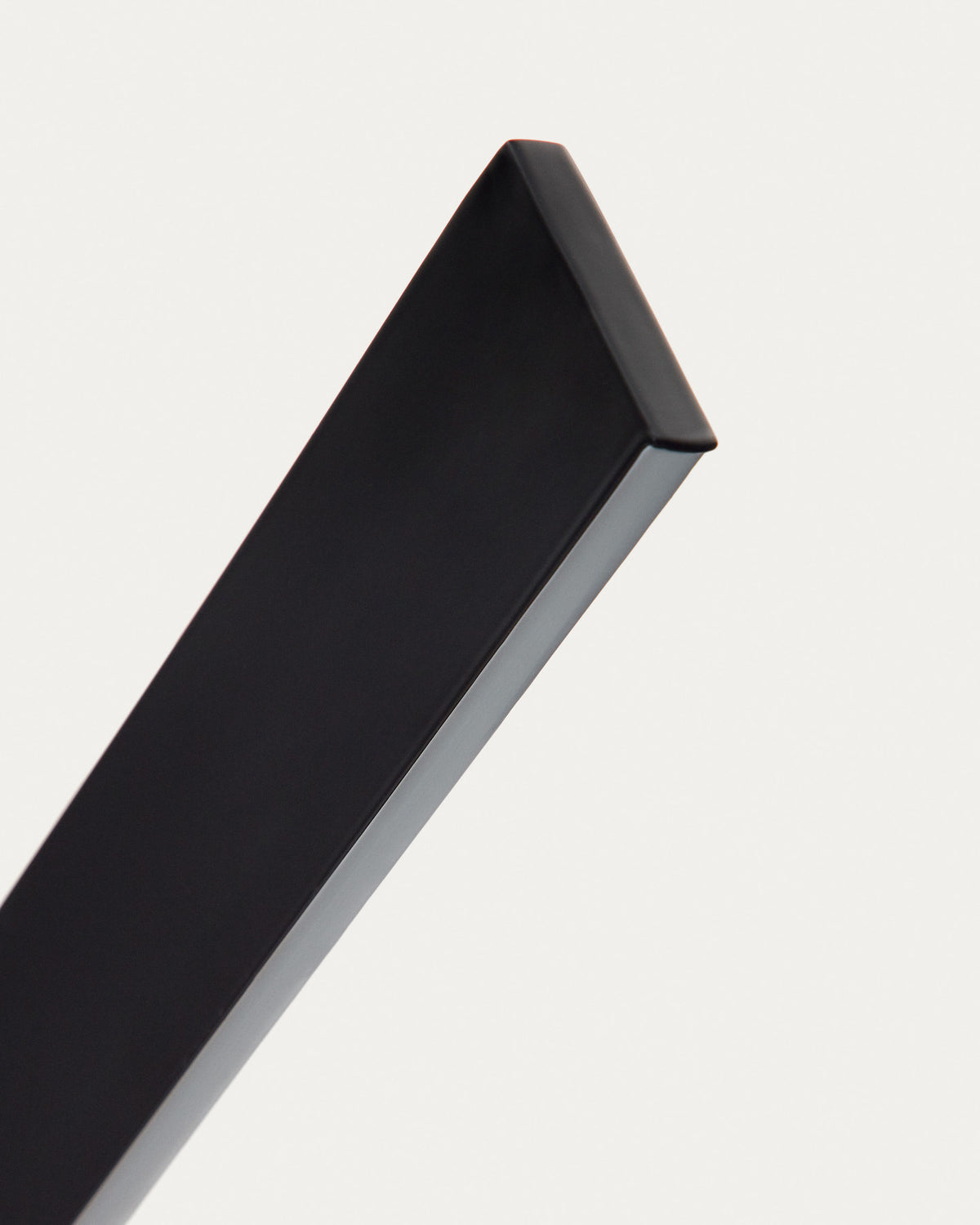 Boadella Pendelleuchte mit schwarzem Finish in Schwarz präsentiert im Onlineshop von KAQTU Design AG. Pendelleuchte ist von Kave Home