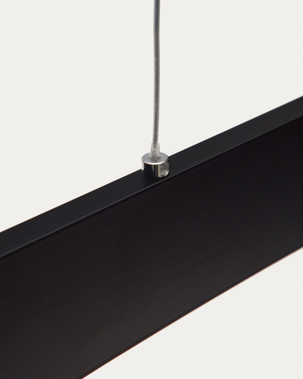 Boadella Pendelleuchte mit schwarzem Finish in Schwarz präsentiert im Onlineshop von KAQTU Design AG. Pendelleuchte ist von Kave Home