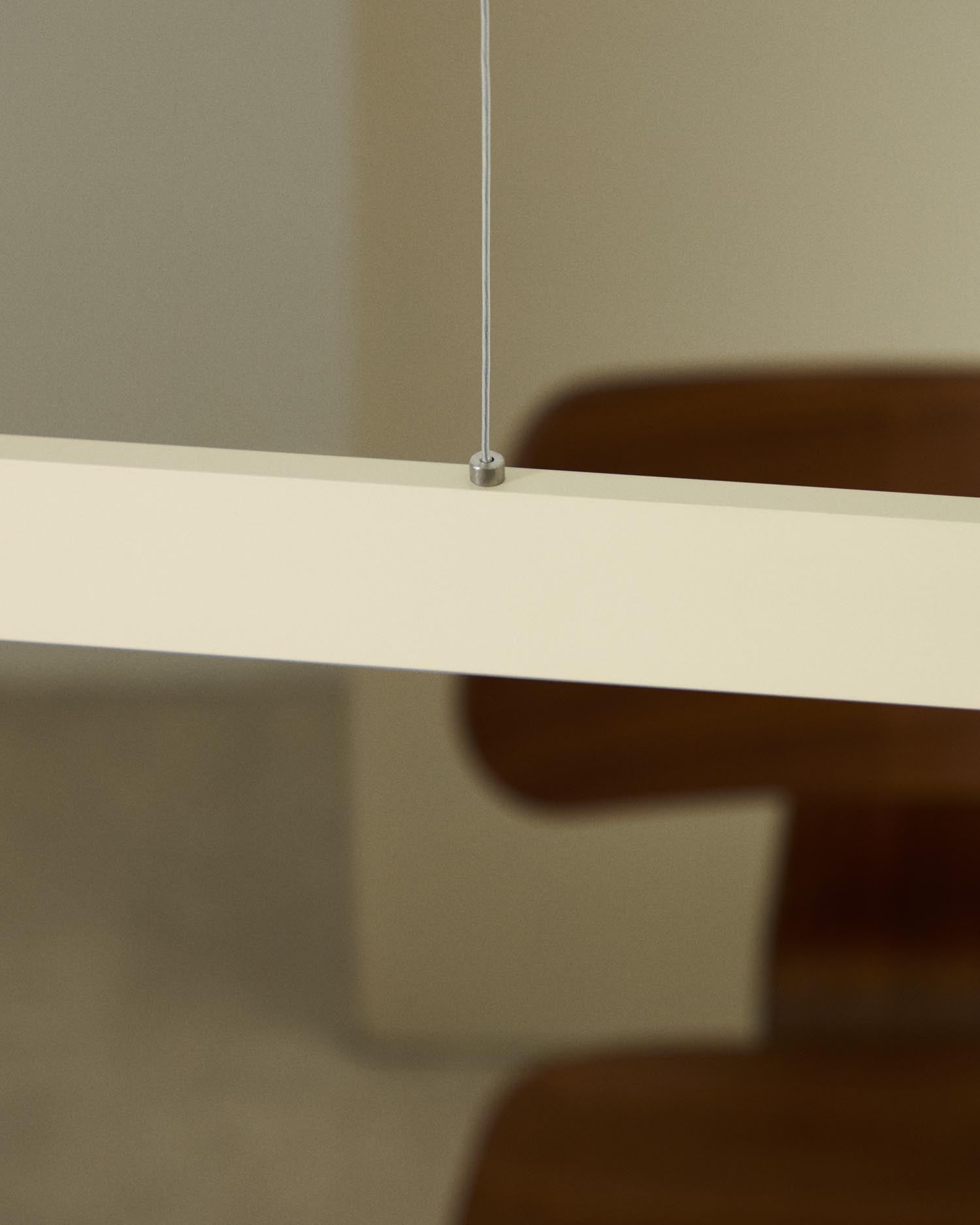 Verleihen Sie Ihrem Raum mit der Boadella Deckenleuchte von Kave Home einen modernen Akzent. Aus leichtem Aluminium mit warmem, beigem Finish.