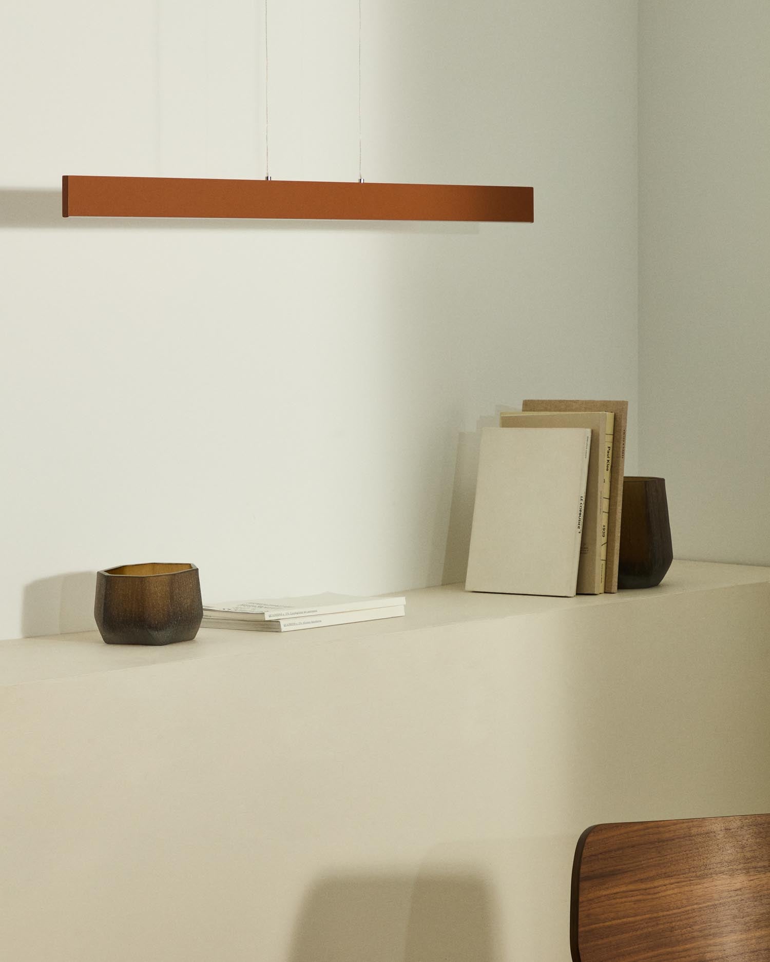 Die Pendelleuchte Boadella von Kave Home vereint elegantes terrakottafarbenes Aluminium mit modernster LED-Technologie für eine stilvolle Raumbeleuchtung.