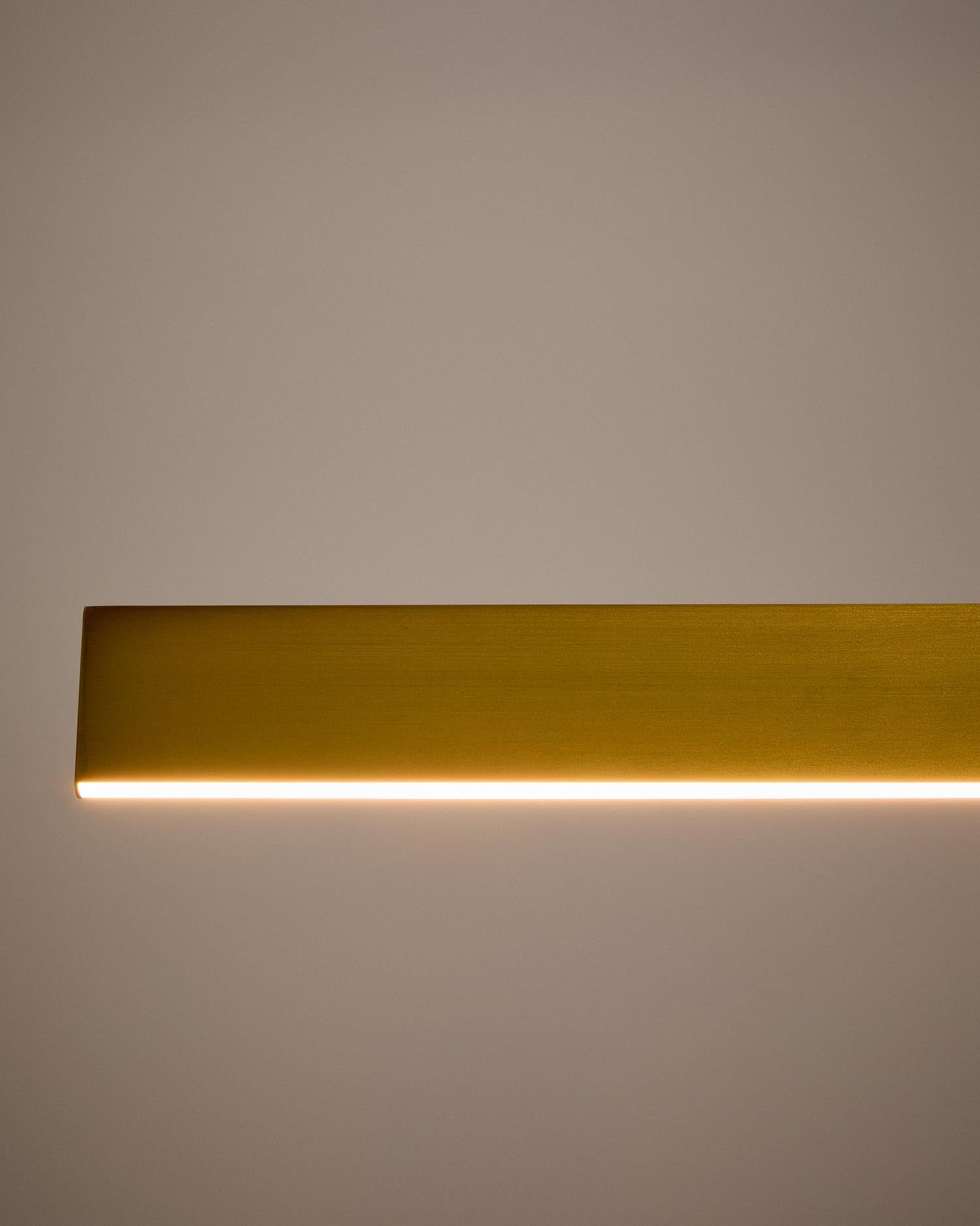 Entdecken Sie die elegante Pendelleuchte Boadella von Kave Home. Aus robustem Aluminium mit edlem goldfarbenem Finish, ideal für moderne Innenräume.