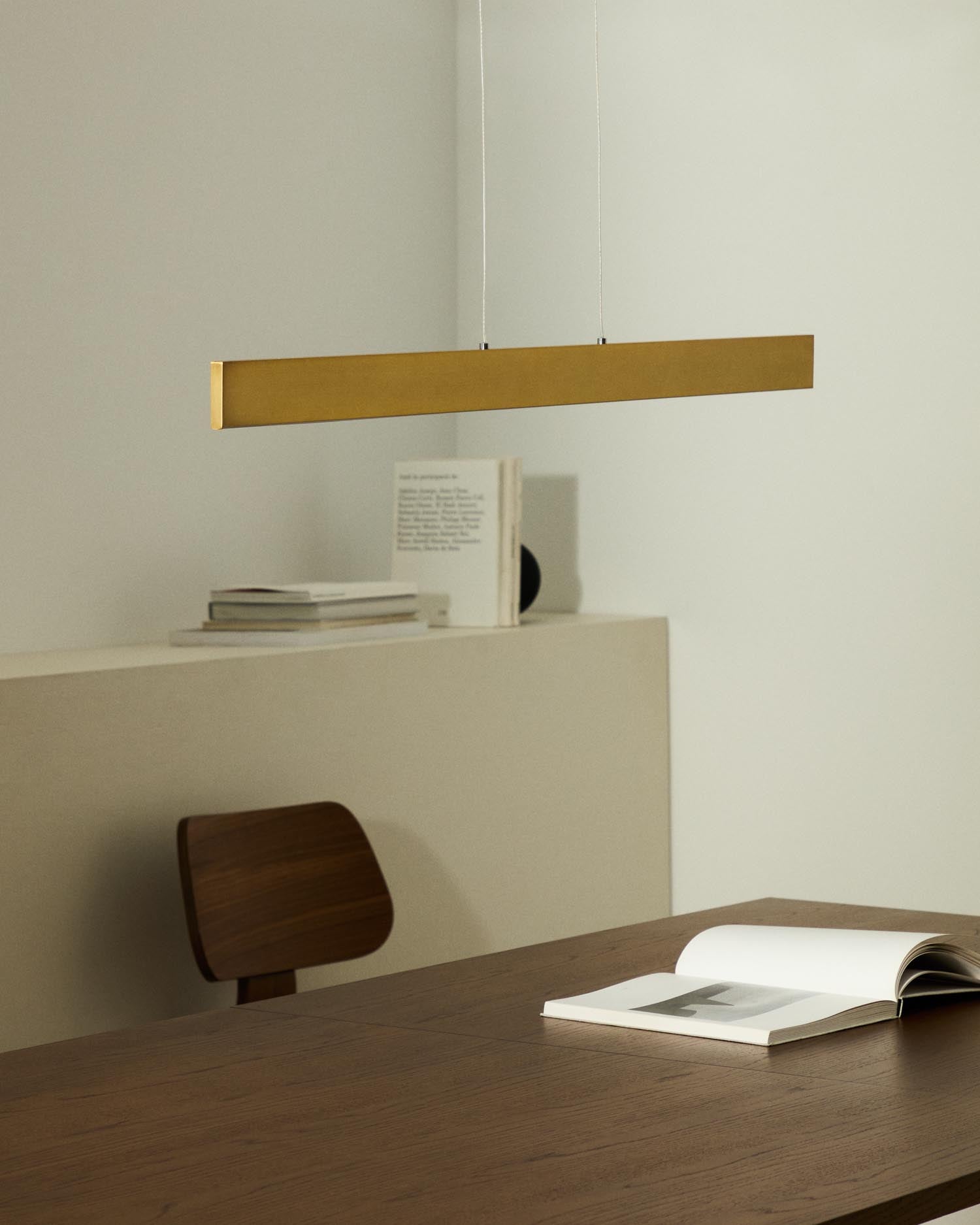 Entdecken Sie die elegante Pendelleuchte Boadella von Kave Home. Aus robustem Aluminium mit edlem goldfarbenem Finish, ideal für moderne Räume.