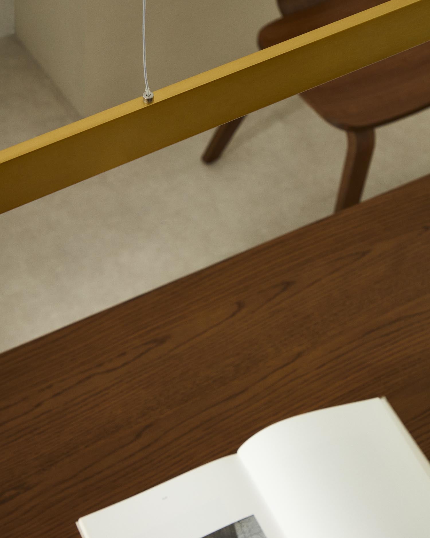 Erleben Sie die stilvolle Pendelleuchte Boadella von Kave Home. Hergestellt aus leichtem Aluminium mit luxuriösem goldfarbenem Finish, perfekt für zeitgemäße Wohnkonzepte.