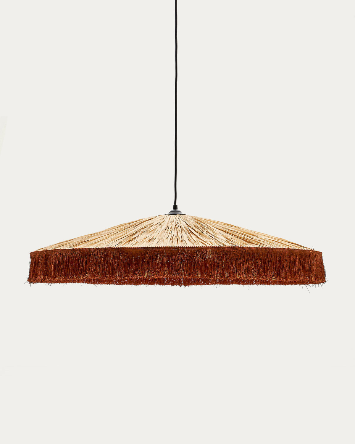 Pollensa Hängeleuchte aus natürlichem Raffiabast und Fransen in Terrakotta Ø 75 cm in Terrakotta präsentiert im Onlineshop von KAQTU Design AG. Pendelleuchte ist von Kave Home