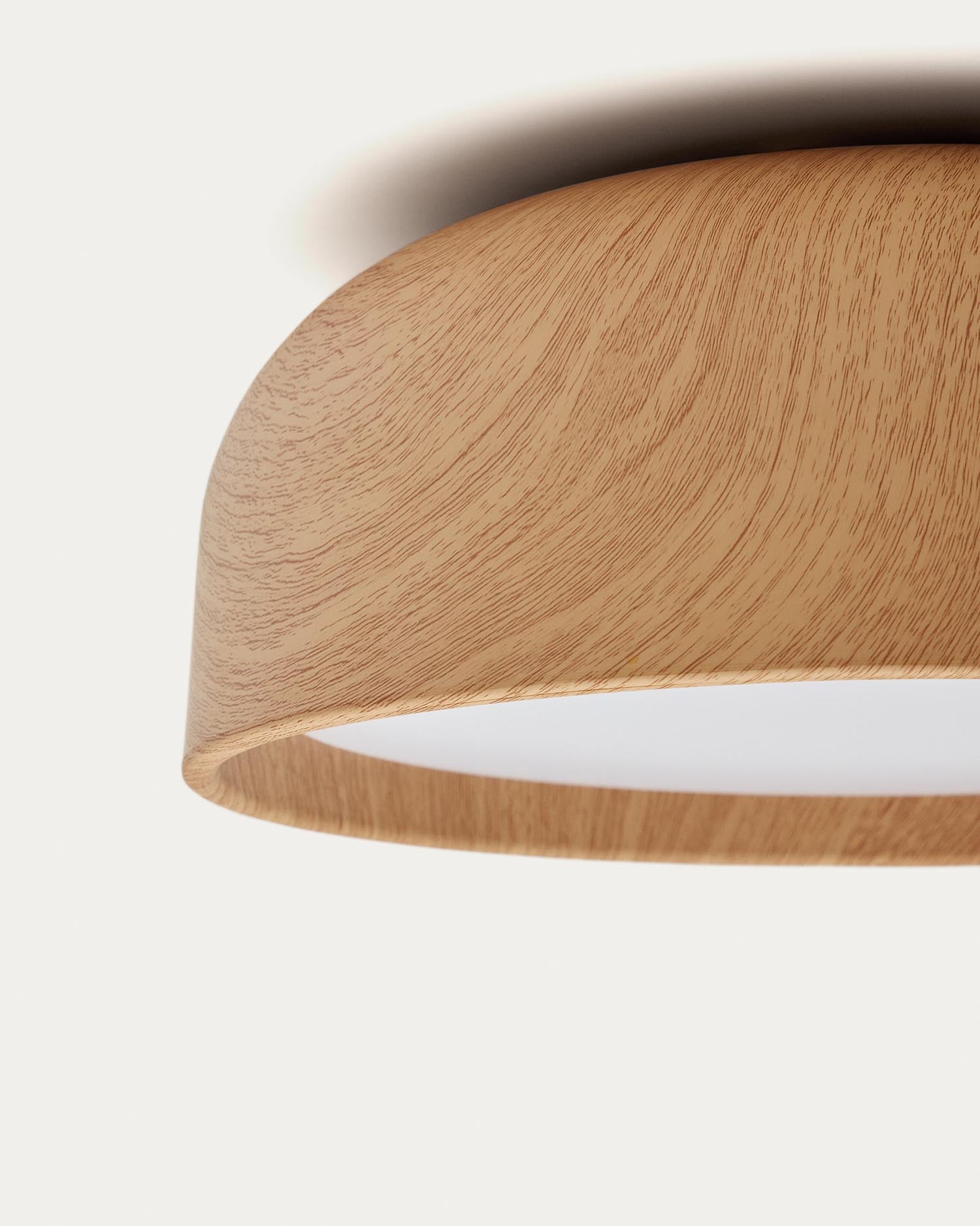 Die Xaviera Deckenleuchte von Kave Home vereint stilvolles Design in Eichenholzoptik mit praktischer Anwendbarkeit, ideal für jeden Wohnraum.