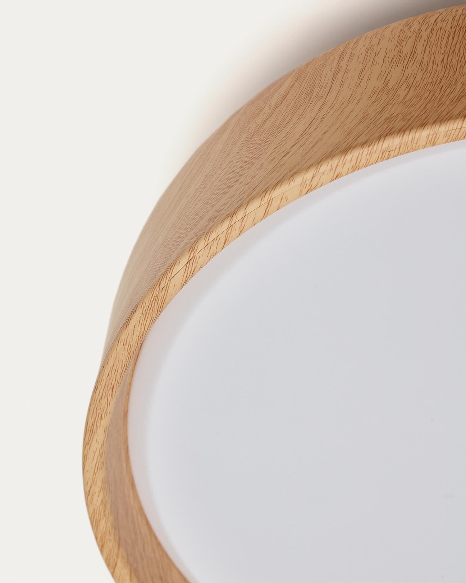 Die Xaviera Deckenleuchte von Kave Home kombiniert elegante Eichenholzoptik mit Funktionalität und ist perfekt für jeden Raum.