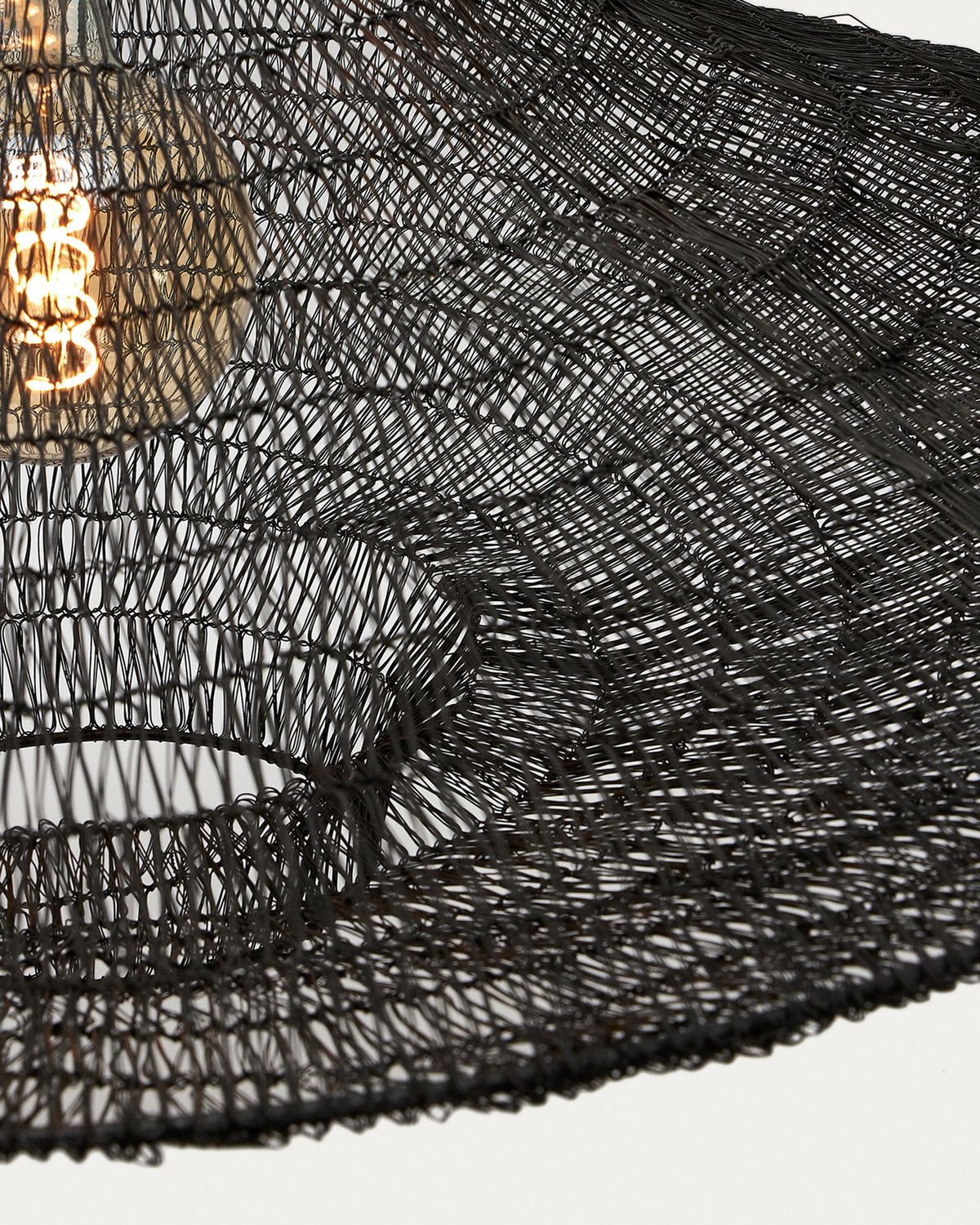 Deckenleuchte Makai aus Metall mit schwarzem Finish Ø 87 cm in Schwarz präsentiert im Onlineshop von KAQTU Design AG. Pendelleuchte ist von Kave Home