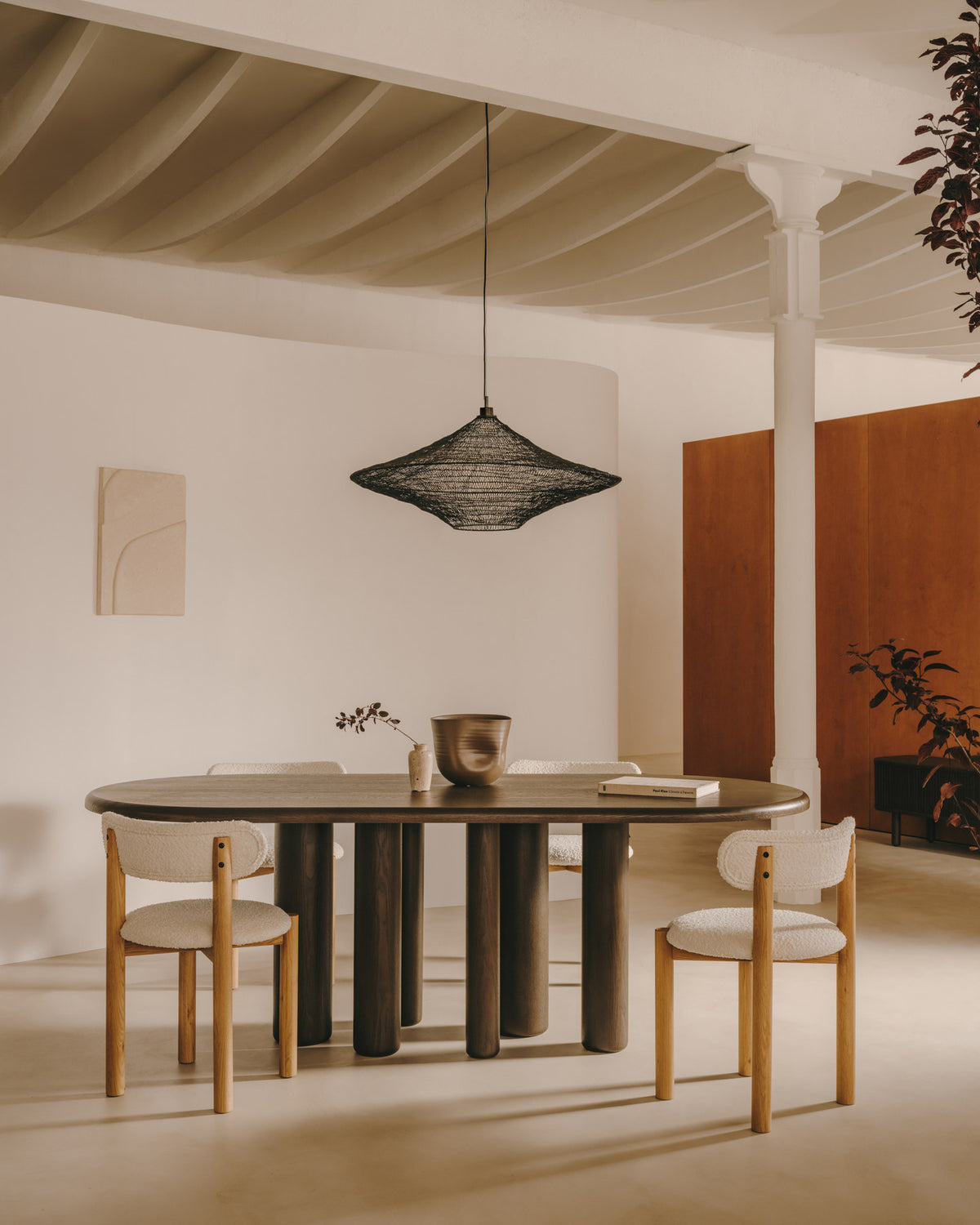 Deckenleuchte Makai aus Metall mit schwarzem Finish Ø 87 cm in Schwarz präsentiert im Onlineshop von KAQTU Design AG. Pendelleuchte ist von Kave Home
