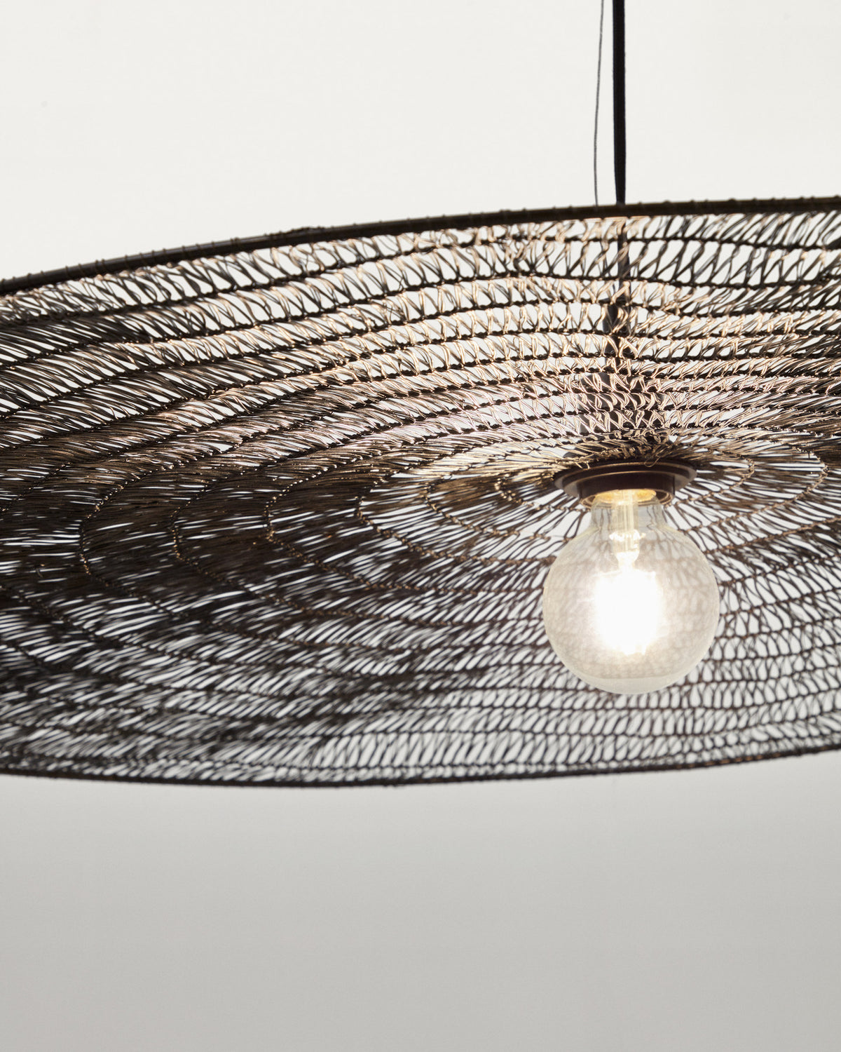 Deckenleuchte Makai aus Metall mit schwarzem Finish Ø 100 cm in Schwarz präsentiert im Onlineshop von KAQTU Design AG. Pendelleuchte ist von Kave Home