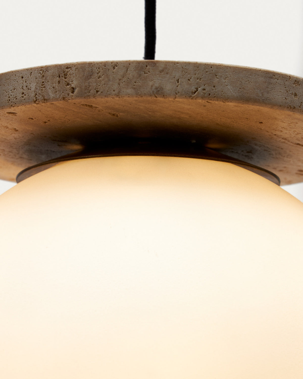 Deckenleuchte Malachi aus Milchglas und Travertinstein in Weiss präsentiert im Onlineshop von KAQTU Design AG. Pendelleuchte ist von Kave Home