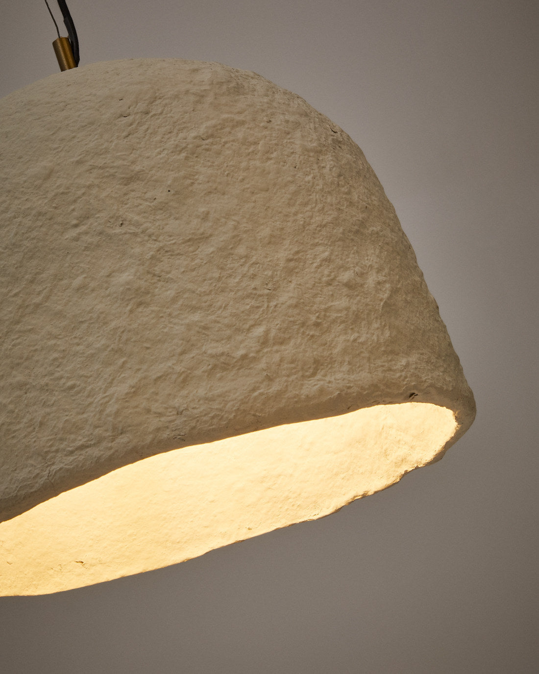 Sineu Deckenlampe aus Papiermaché weiss Ø 34,5 cm in Weiss präsentiert im Onlineshop von KAQTU Design AG. Pendelleuchte ist von Kave Home