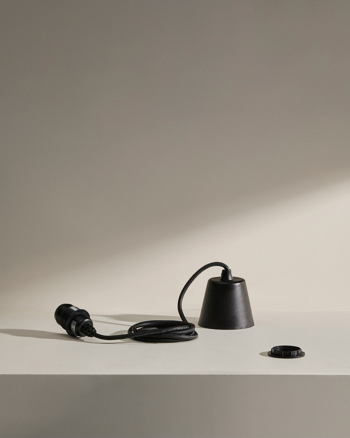 Albir Halterung für Deckenlampe für Outdoor schwarz in präsentiert im Onlineshop von KAQTU Design AG. Pendelleuchte ist von Kave Home