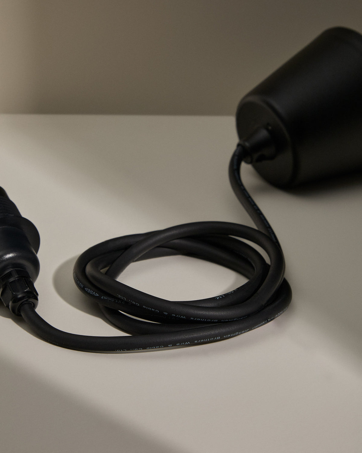 Albir Halterung für Deckenlampe für Outdoor schwarz in präsentiert im Onlineshop von KAQTU Design AG. Pendelleuchte ist von Kave Home