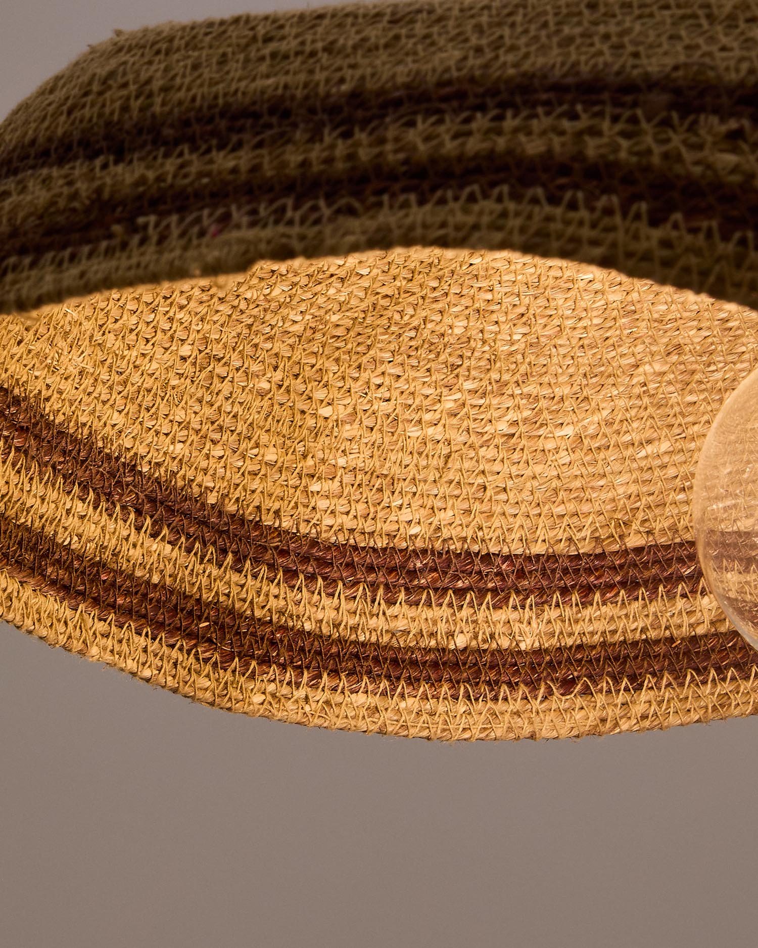 Die Vinyola Deckenlampe von Kave Home begeistert mit ihrem einzigartigen Design aus Naturfasern und schafft eine stilvolle Atmosphäre in jedem Raum.