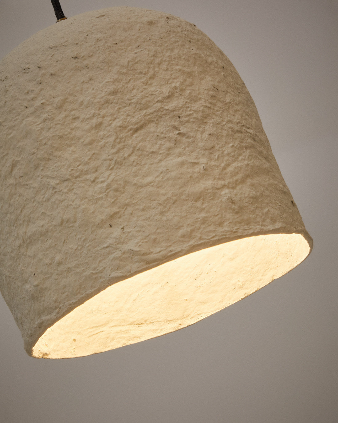 Calvia Deckenlampe aus Papiermaché weiss Ø 25 cm in Weiss präsentiert im Onlineshop von KAQTU Design AG. Pendelleuchte ist von Kave Home