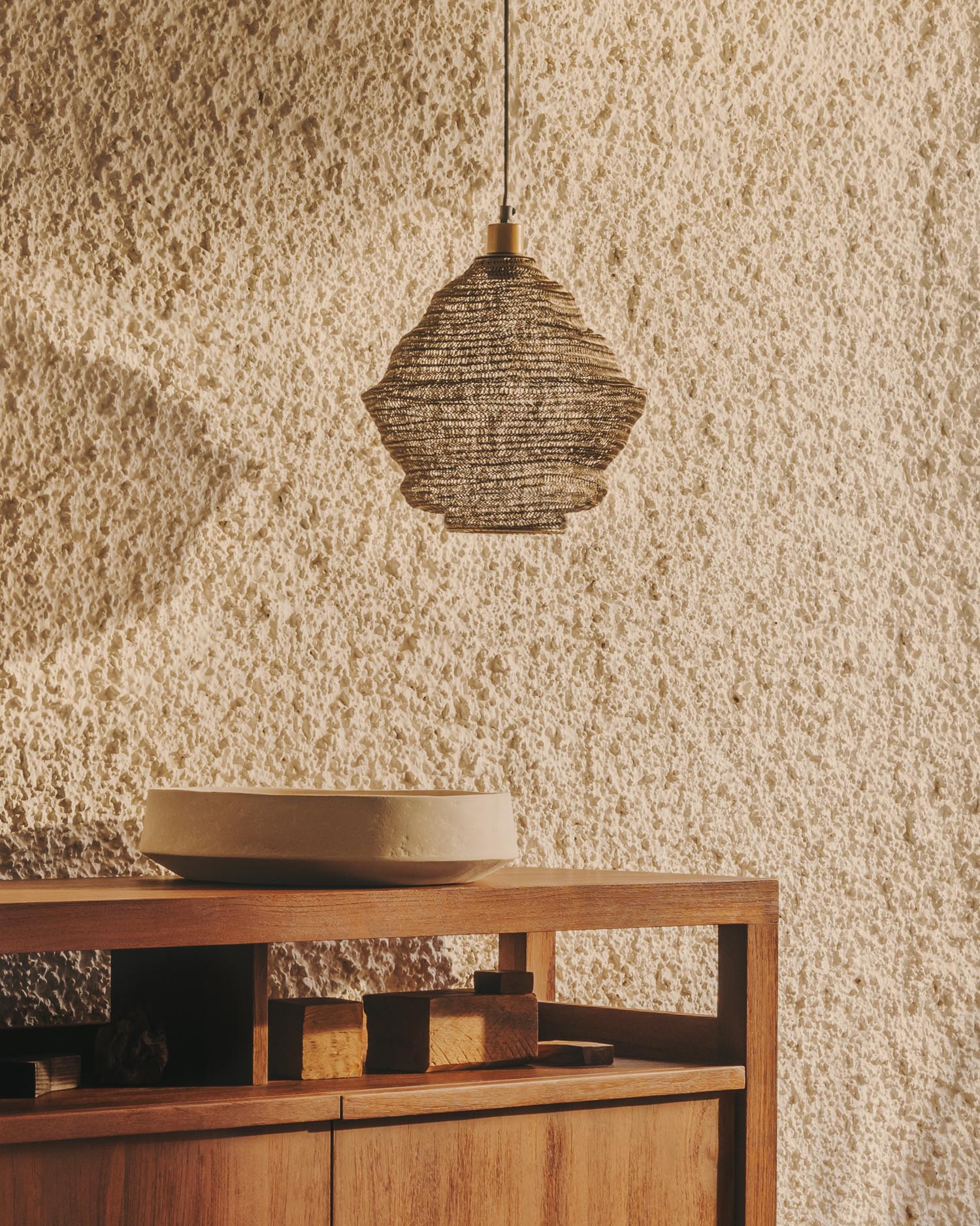 Entdecken Sie die Sarraco Deckenlampe von Kave Home: Eine stilvolle Pendelleuchte aus goldfarbenem Metall und Massivholz, Ø 30 cm, für einladendes Licht.