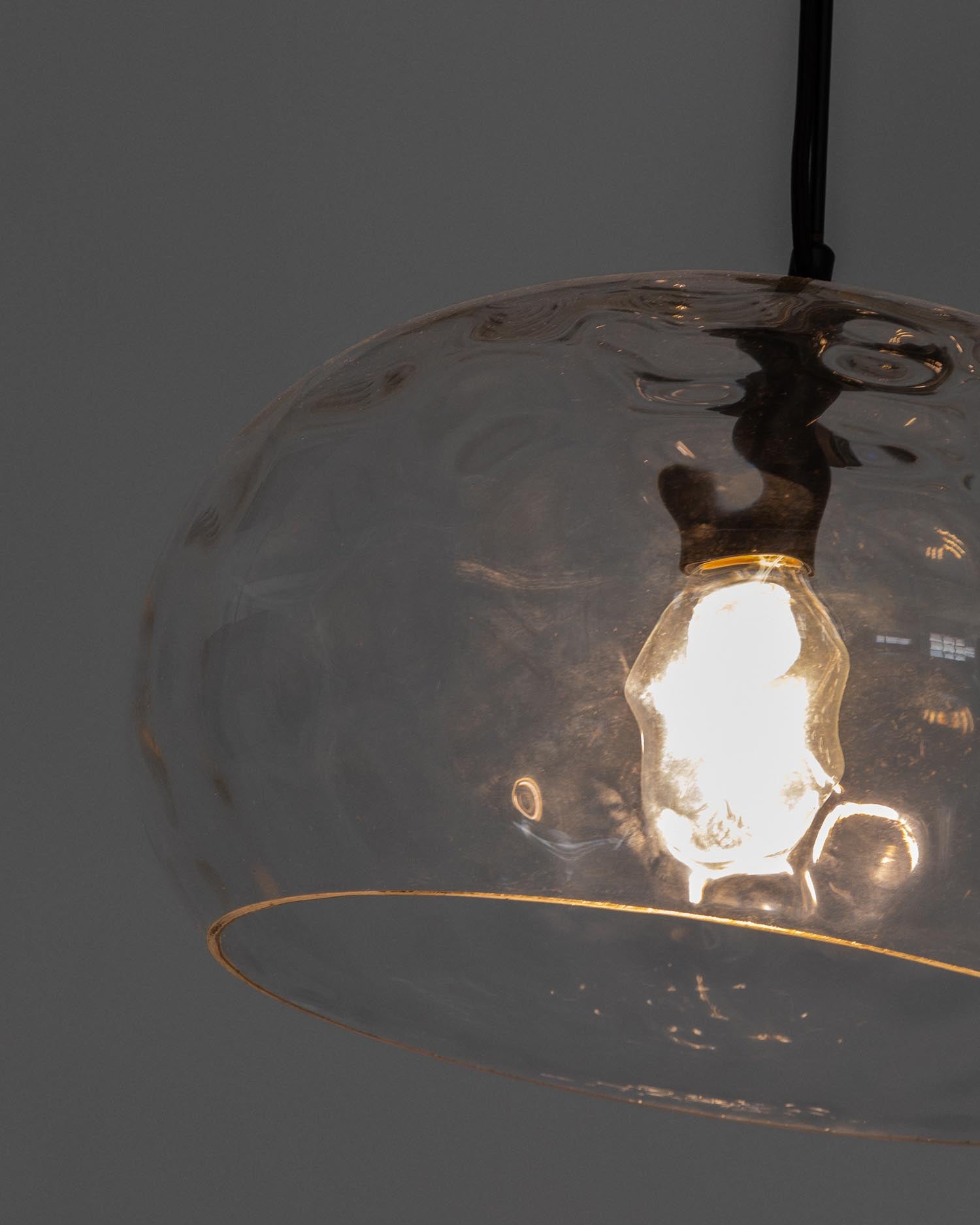 Die Deckenleuchte Balma von Kave Home vereint modernes Design mit klaren Linien und warmem Holz, ideal für stilvolle Akzente in Ihrem Zuhause.