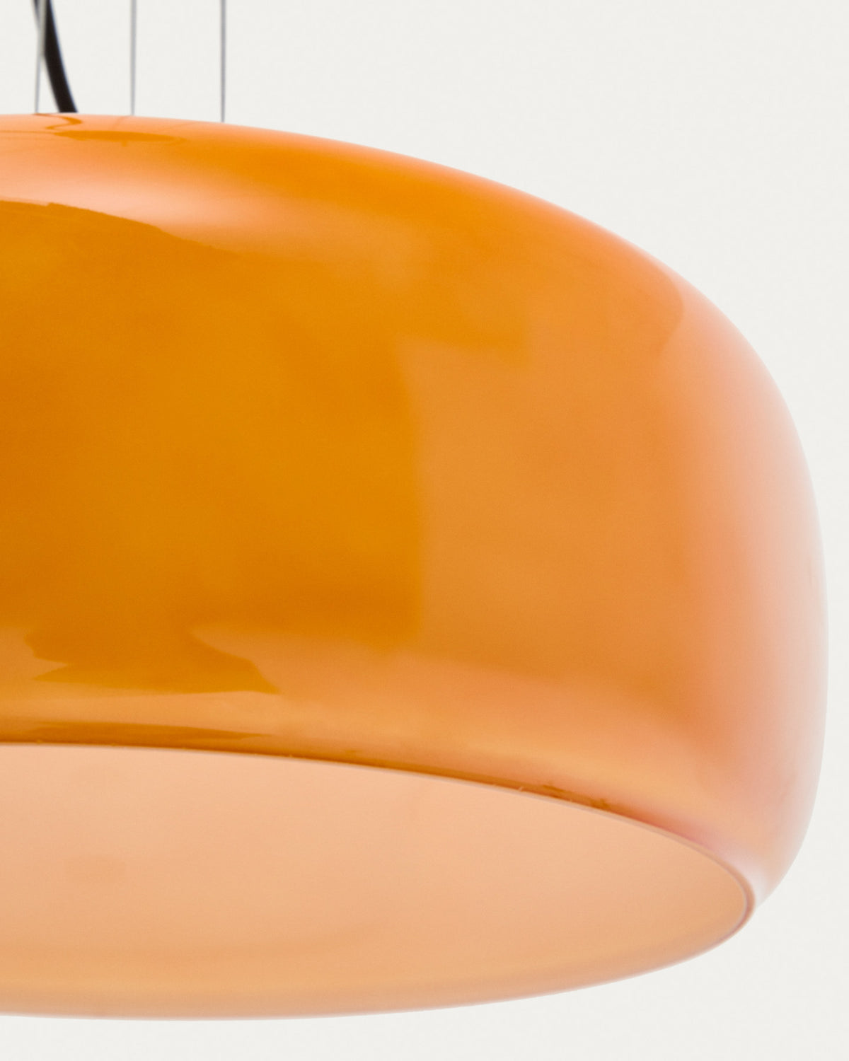 Deckenleuchte Reig aus orangefarbenem Glas Ø 38 cm in Orange präsentiert im Onlineshop von KAQTU Design AG. Pendelleuchte ist von Kave Home